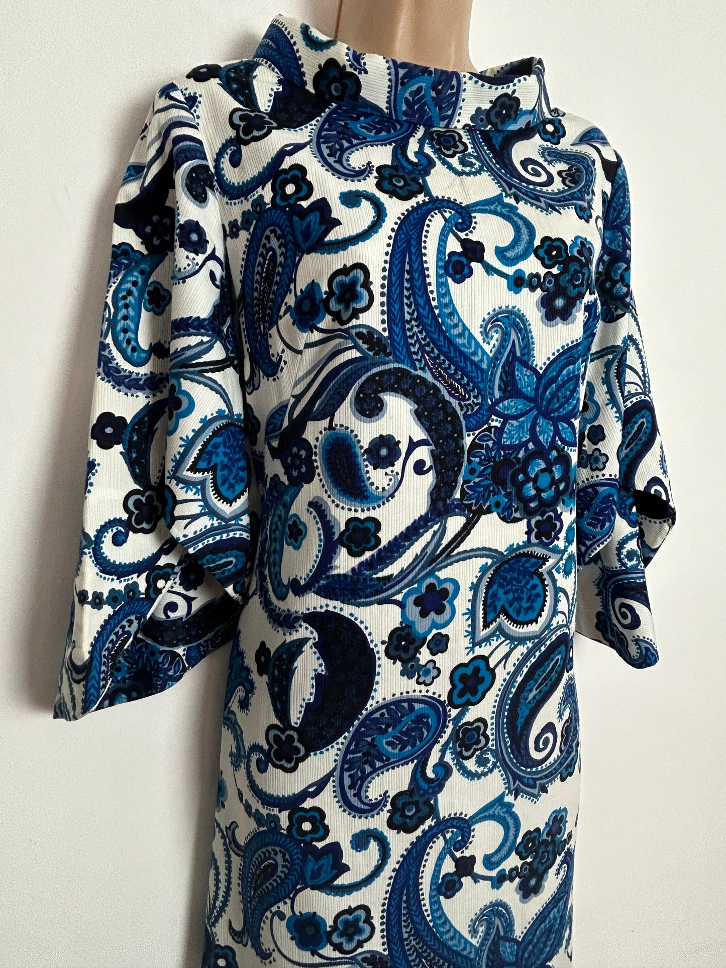 Vintage 1960s UK Size 10-12 Gorgeous White & Blue Nouveau Floral Print Wide Sleeve Kaftan Style Midaxi Dress