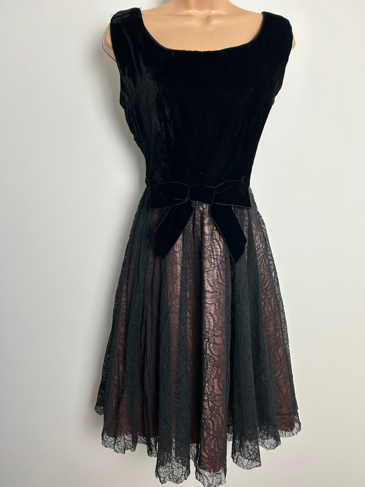 Vintage Late 1950s/Early 1960s Size 8 Black Velvet & Lace Bow Detail Party Dress