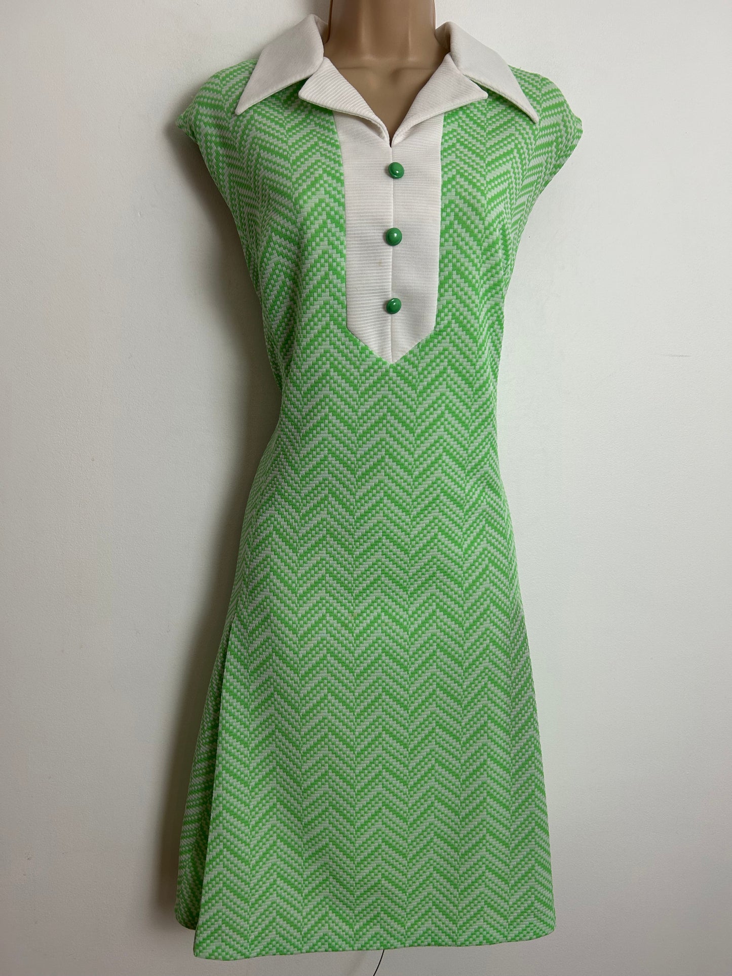 Vintage 1960s Size 14 Cute Green & White Chevron Stripe Pattern Sleeveless Mod Summer Shift Dress