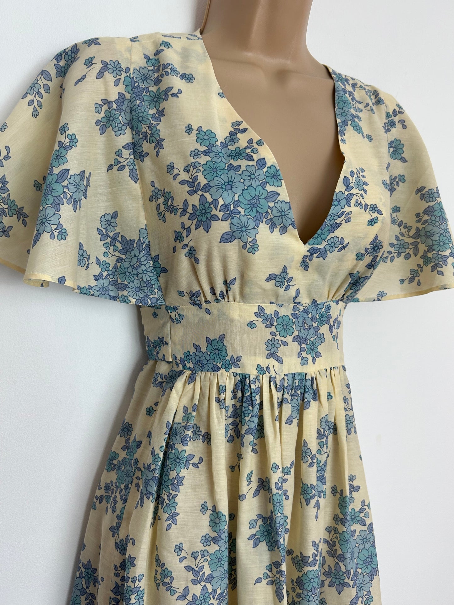 Vintage 1970s UK Size 6 Mod Dolly Cream & Blue Tones Floral Print Short Flared Sleeve Tie Back Mini Dress (Copy)