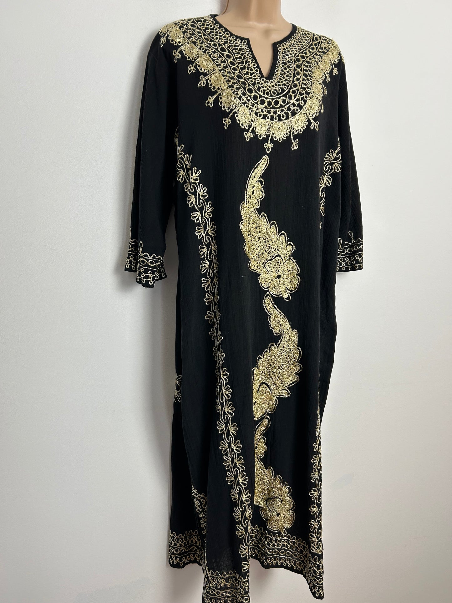 Vintage One Size Gorgeous Black & Gold Embroidered Detail Cheesecloth Cotton 3/4 Sleeve Midi Length Kaftan