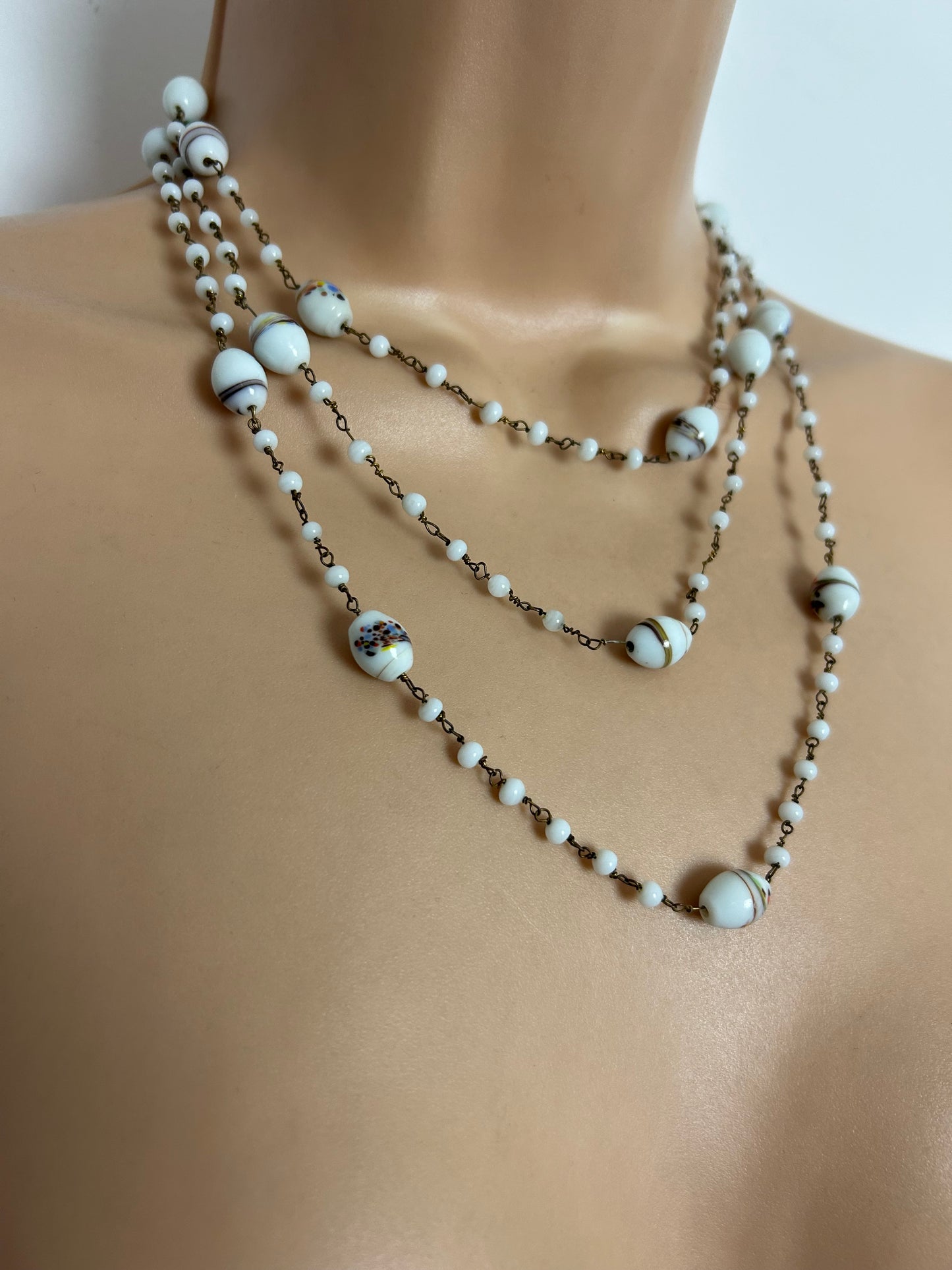 Vintage 1930s Art Deco White Milk Glass Beaded Long Flapper Sautoir Necklace - 68cm