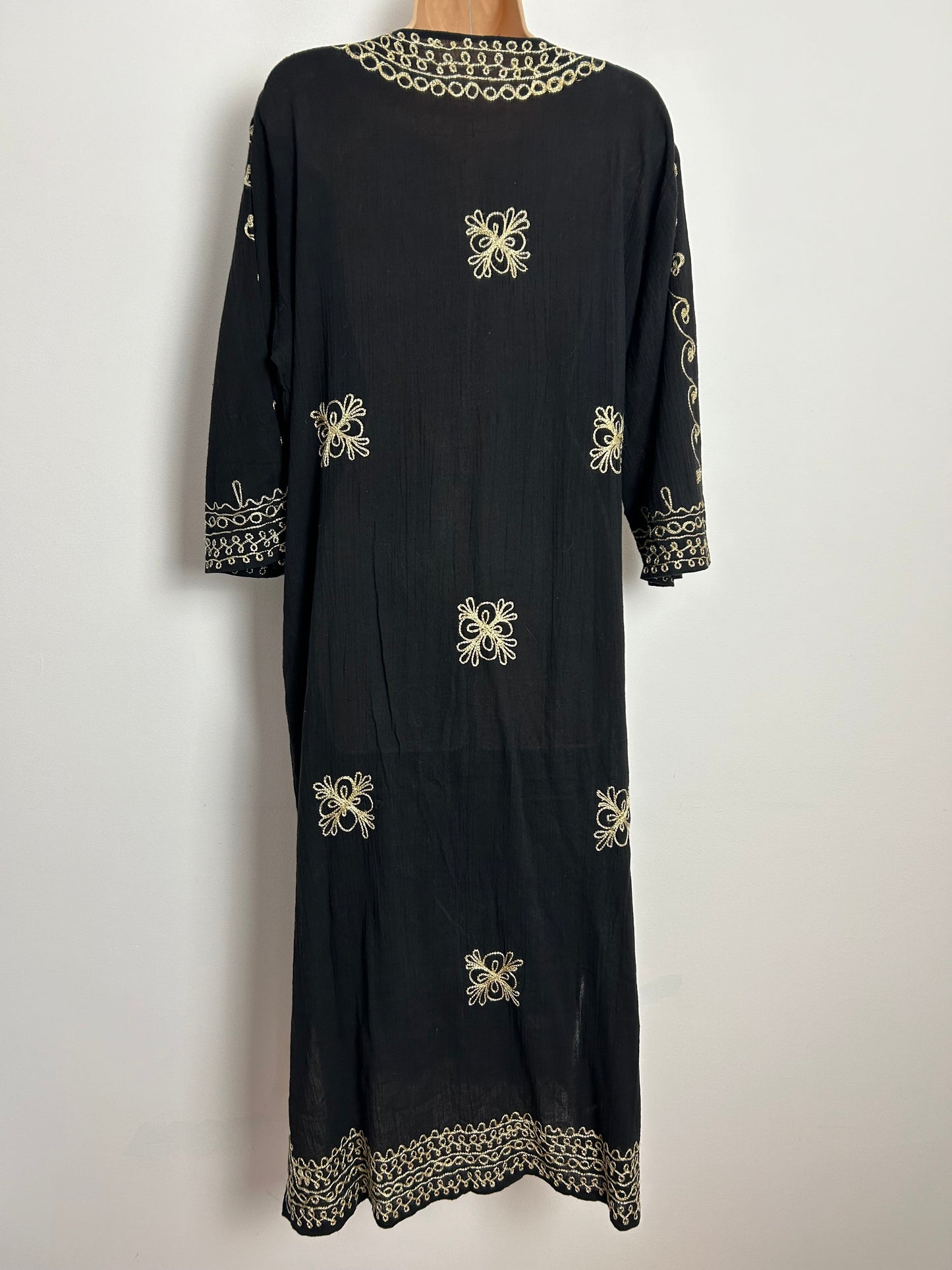 Vintage One Size Gorgeous Black & Gold Embroidered Detail Cheesecloth Cotton 3/4 Sleeve Midi Length Kaftan