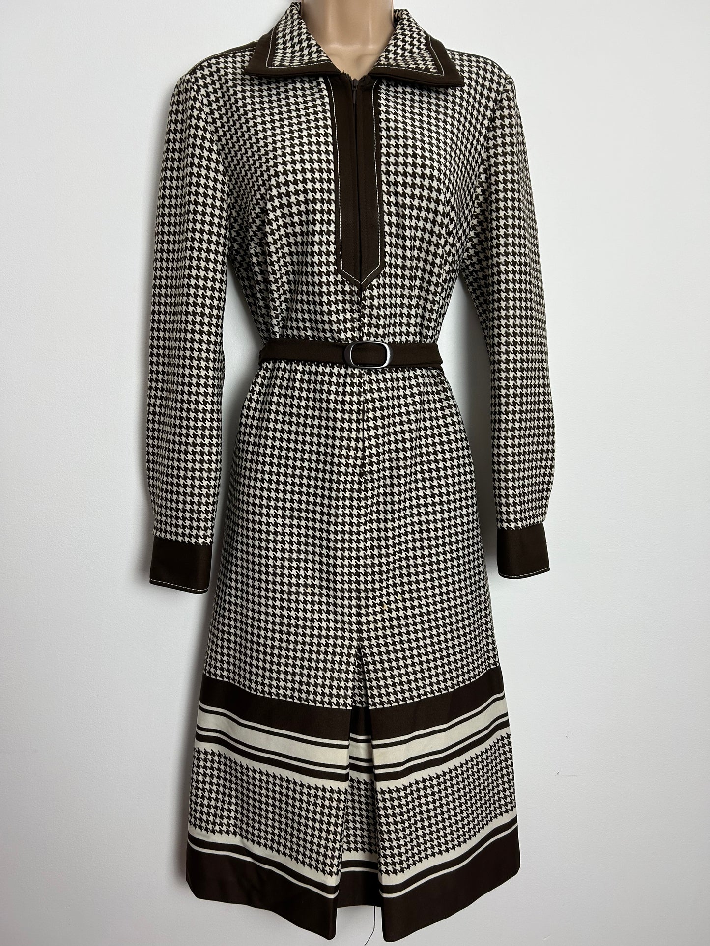 Vintage 1970s UK Size 12-14 Brown & Cream Dogtooth Check Long Sleeve Belted Mod Day Dress