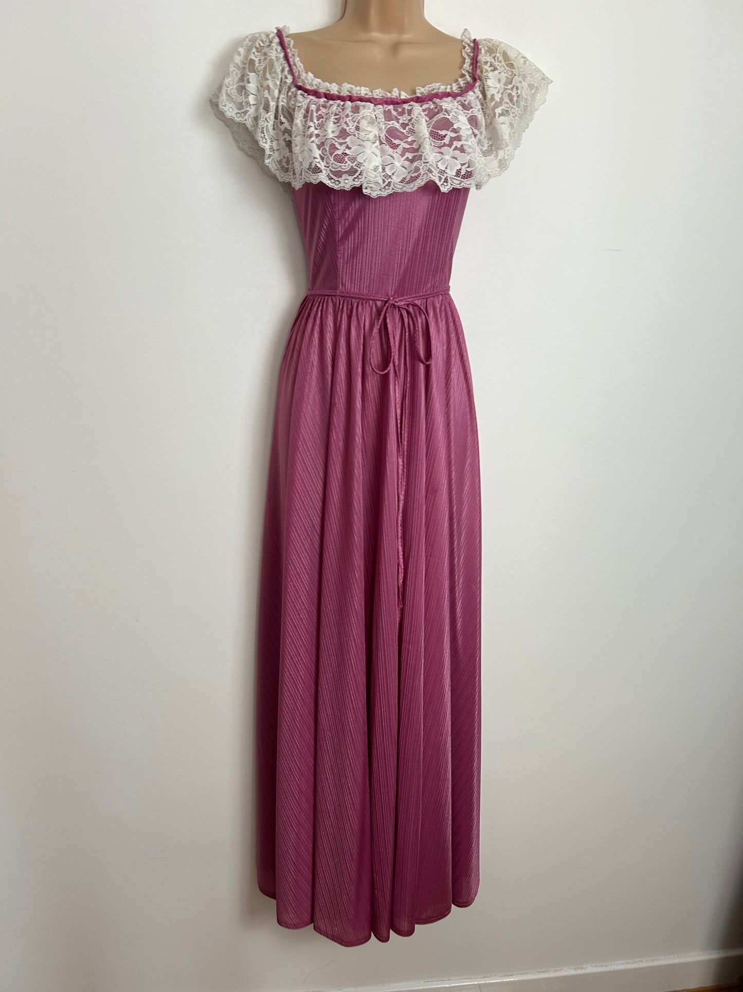 Vintage 1970s Size 6 Dusky Pink & White Lace Trim Bardot Neck Long Length Nightie