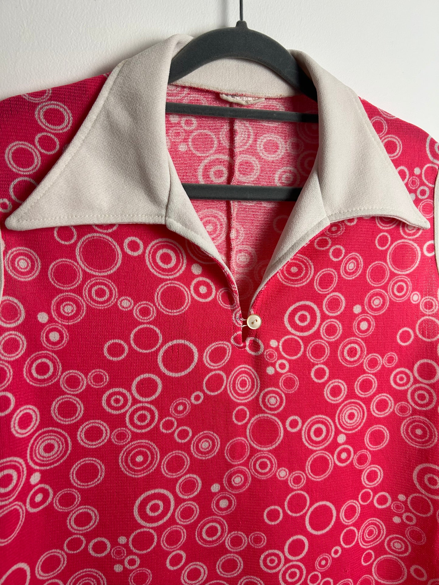 Vintage 1970s Size 10-12 Hot Pink & White Circle Print Wide White Collar Sleeveless Top
