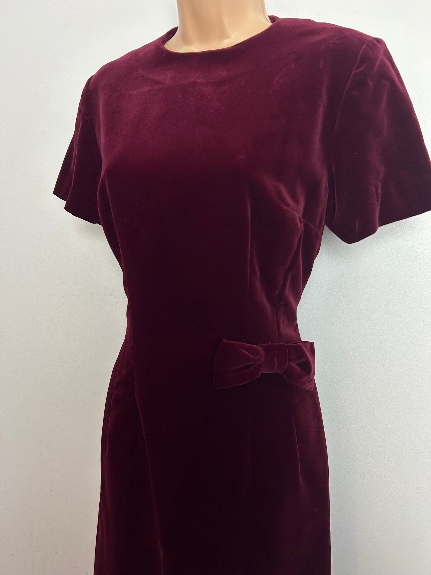Vintage 1960s Size 8-10 Burgundy Velvet Bow Detail Fitted Christmas Day Dress