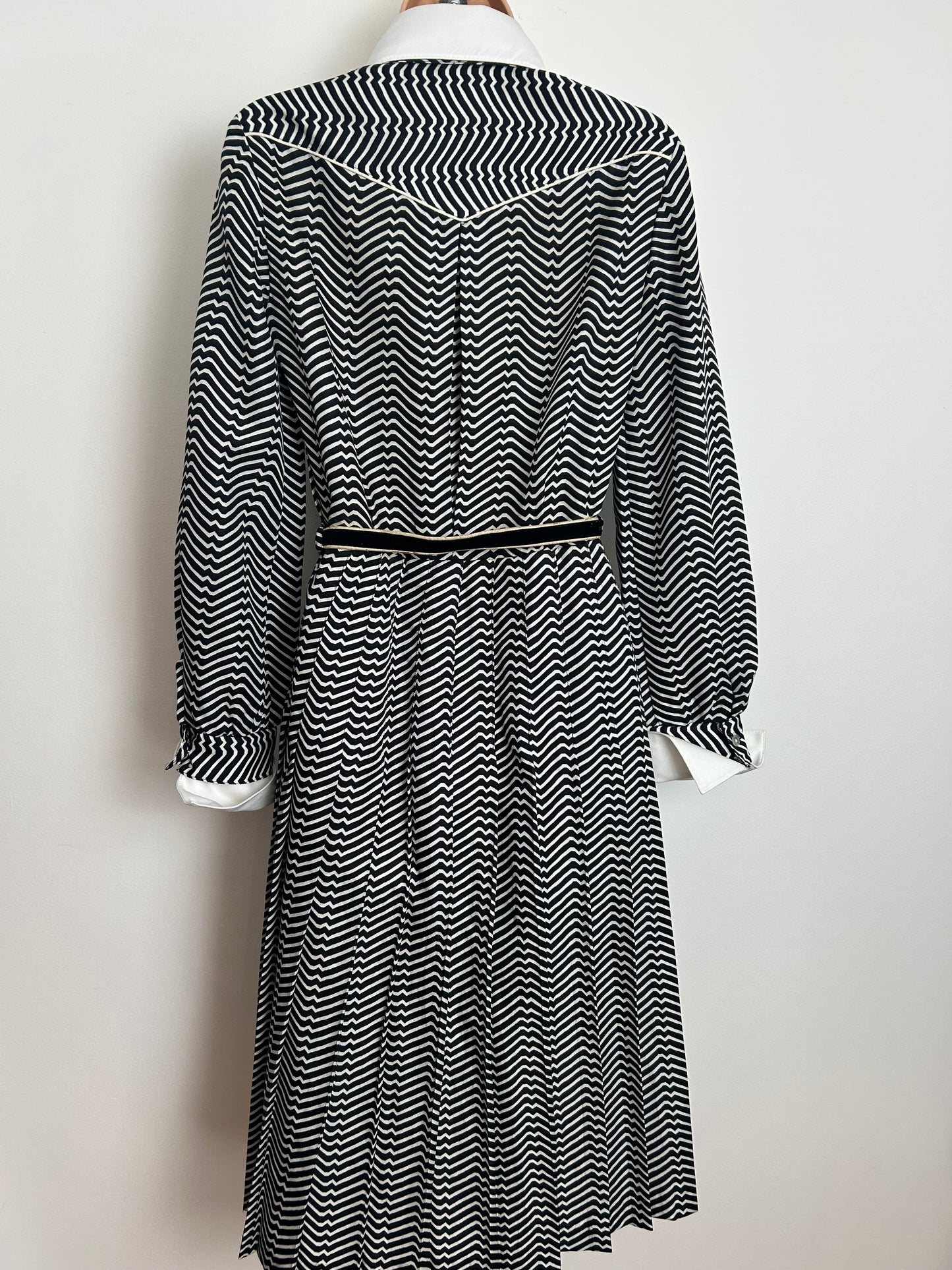 Vintage 1970s PEGGY LANE Size 10 Black & White Zig Zag Stripe Print Belted Pleated Day Dress