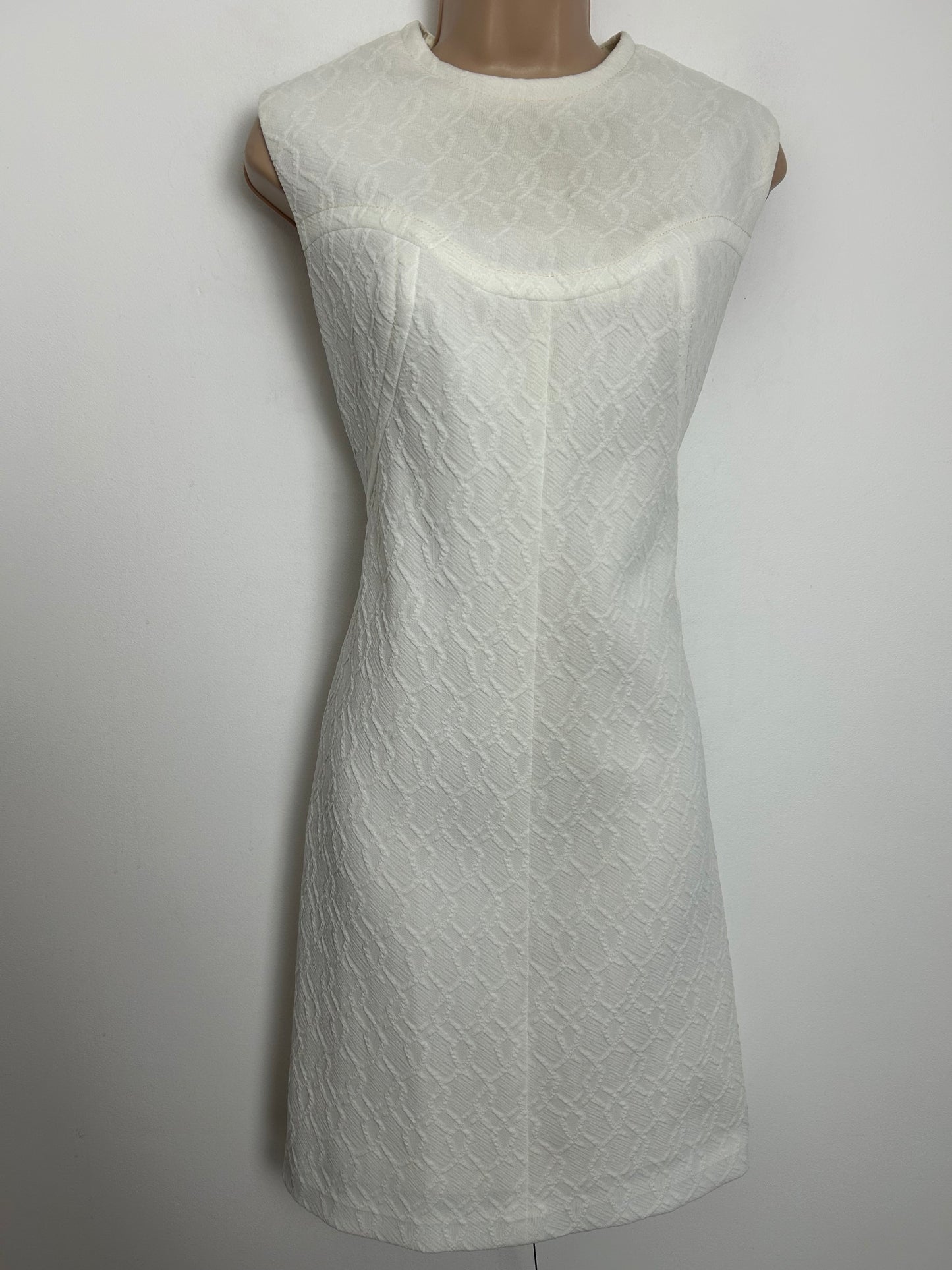 Vintage 1960s Size 10-12 White Textured Polyester Summer Mod Shift Dress