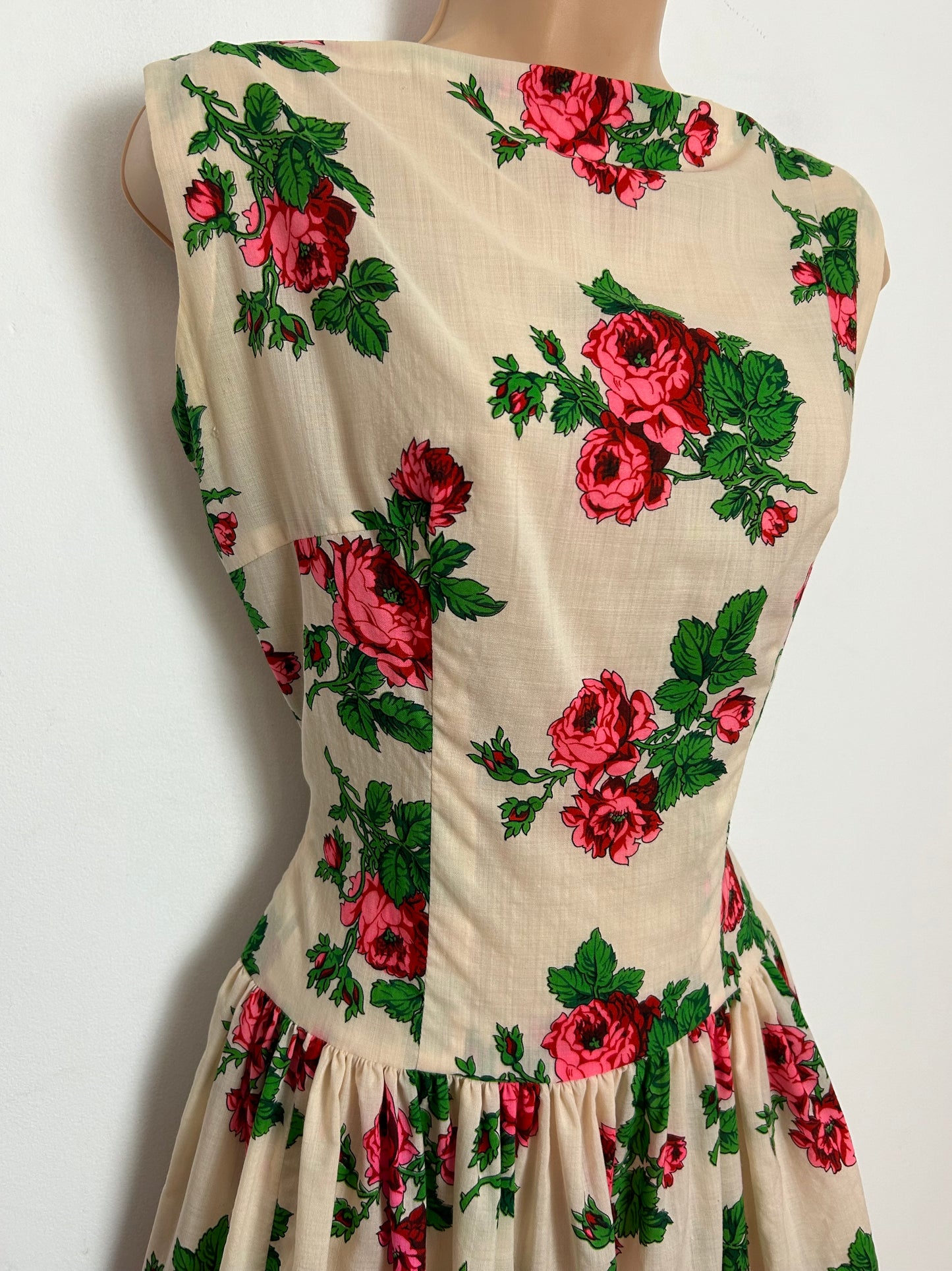 Vintage Late 1950s Size 10 Cream Pink & Green Rose Print Sleeveless Cotton Fit & Flare Day Dress