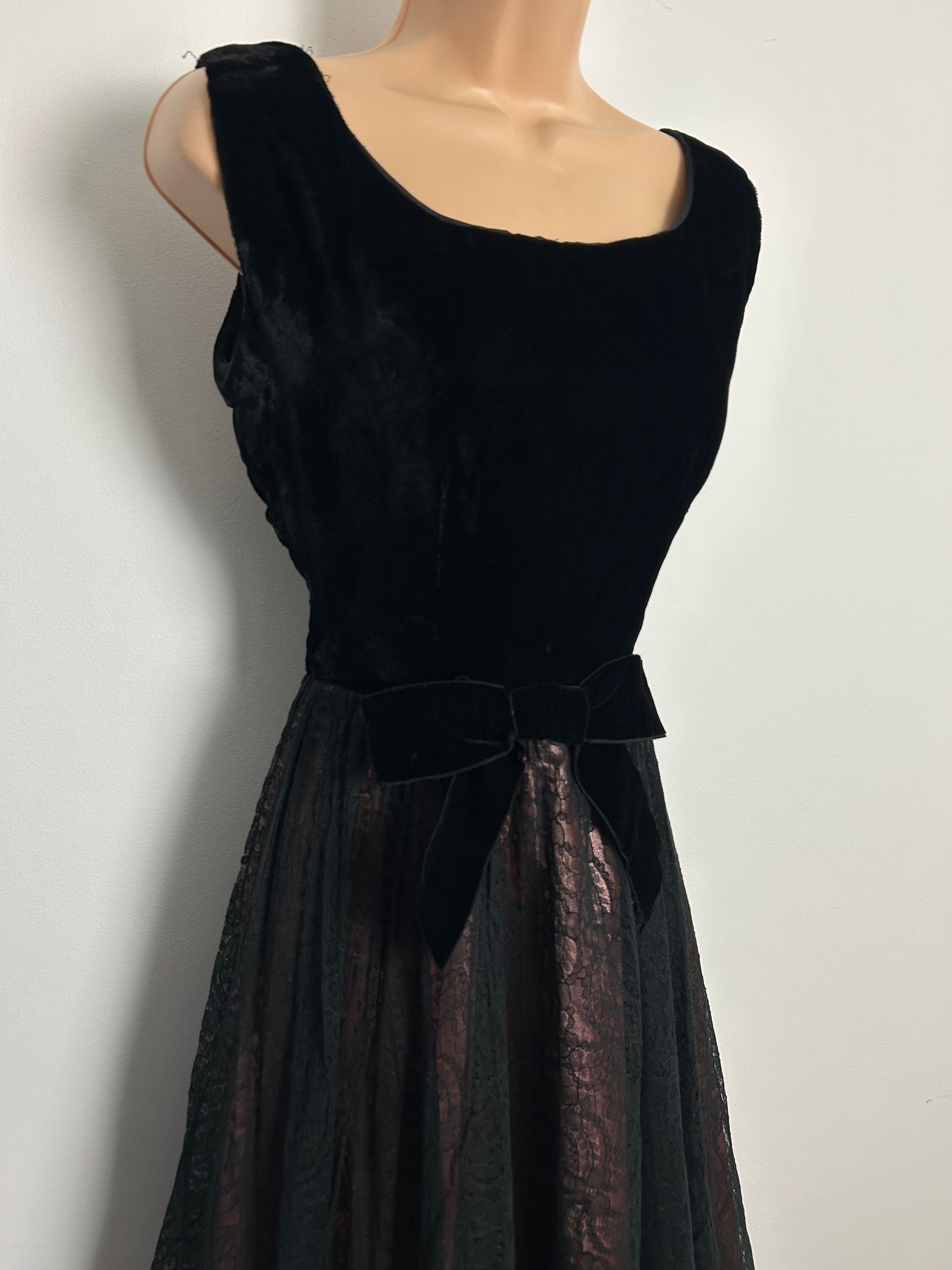 Vintage Late 1950s/Early 1960s Size 8 Black Velvet & Lace Bow Detail Party Dress
