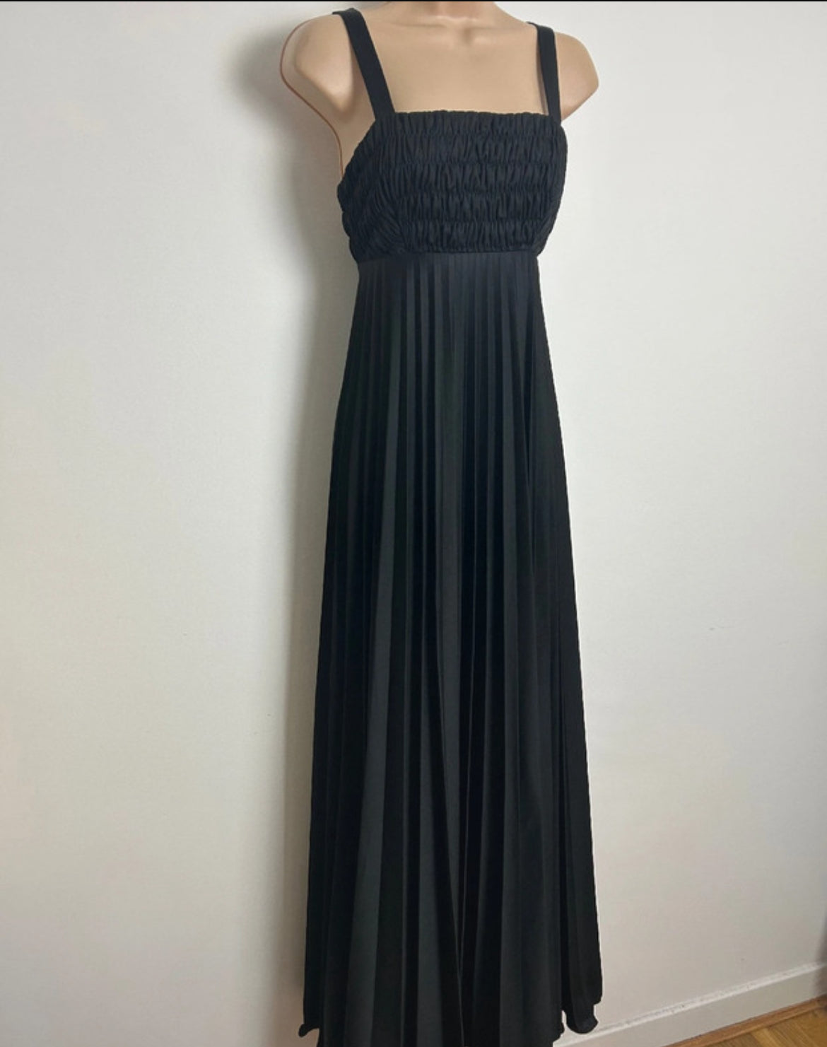 Vintage 1970s Size 6 Black Shirred Bodice Pleated Empire Line Maxi Dress