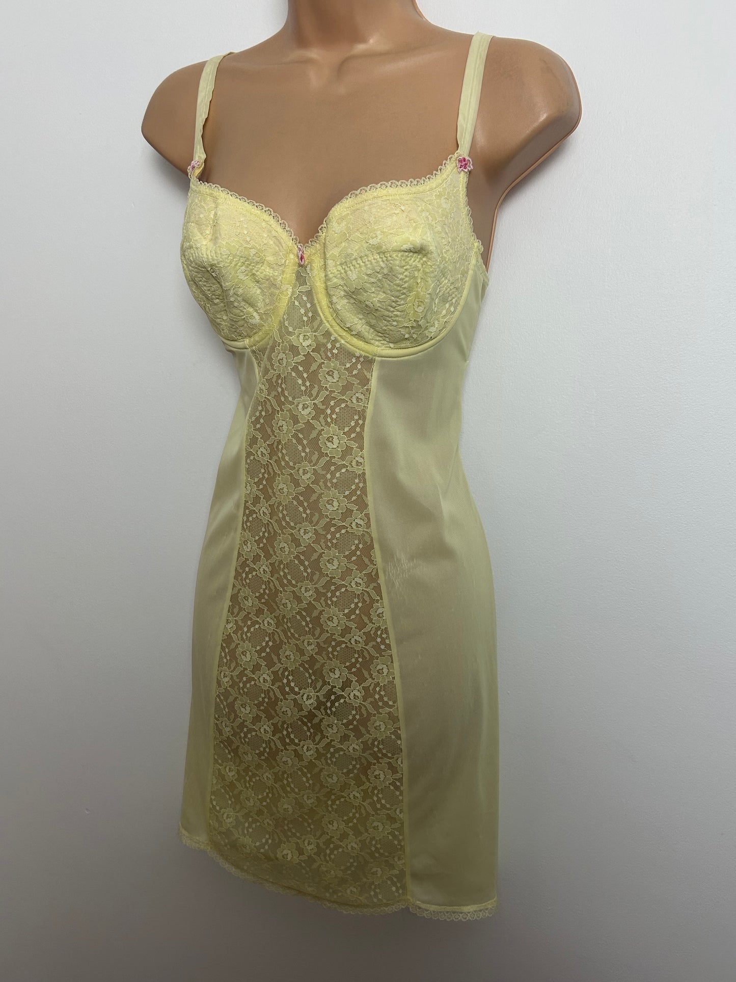 Vintage 1960s TRIUMPH INTERNATIONAL Size 36B Lemon Lace Underwired Slip