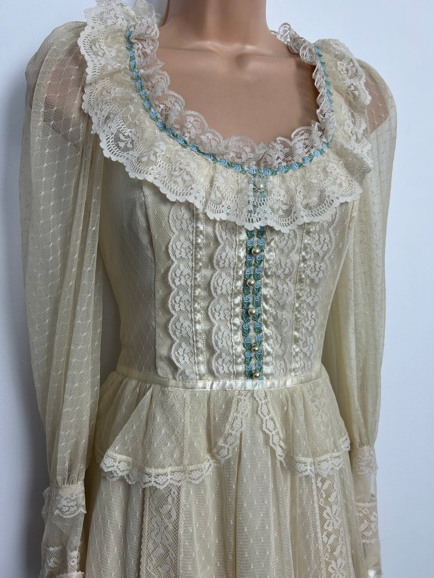 Vintage 1970s GUNNE SAX Size 6/8 (US 13 On Label) Beautiful Ethereal Cream Lace Prairie Boho Midi Dress