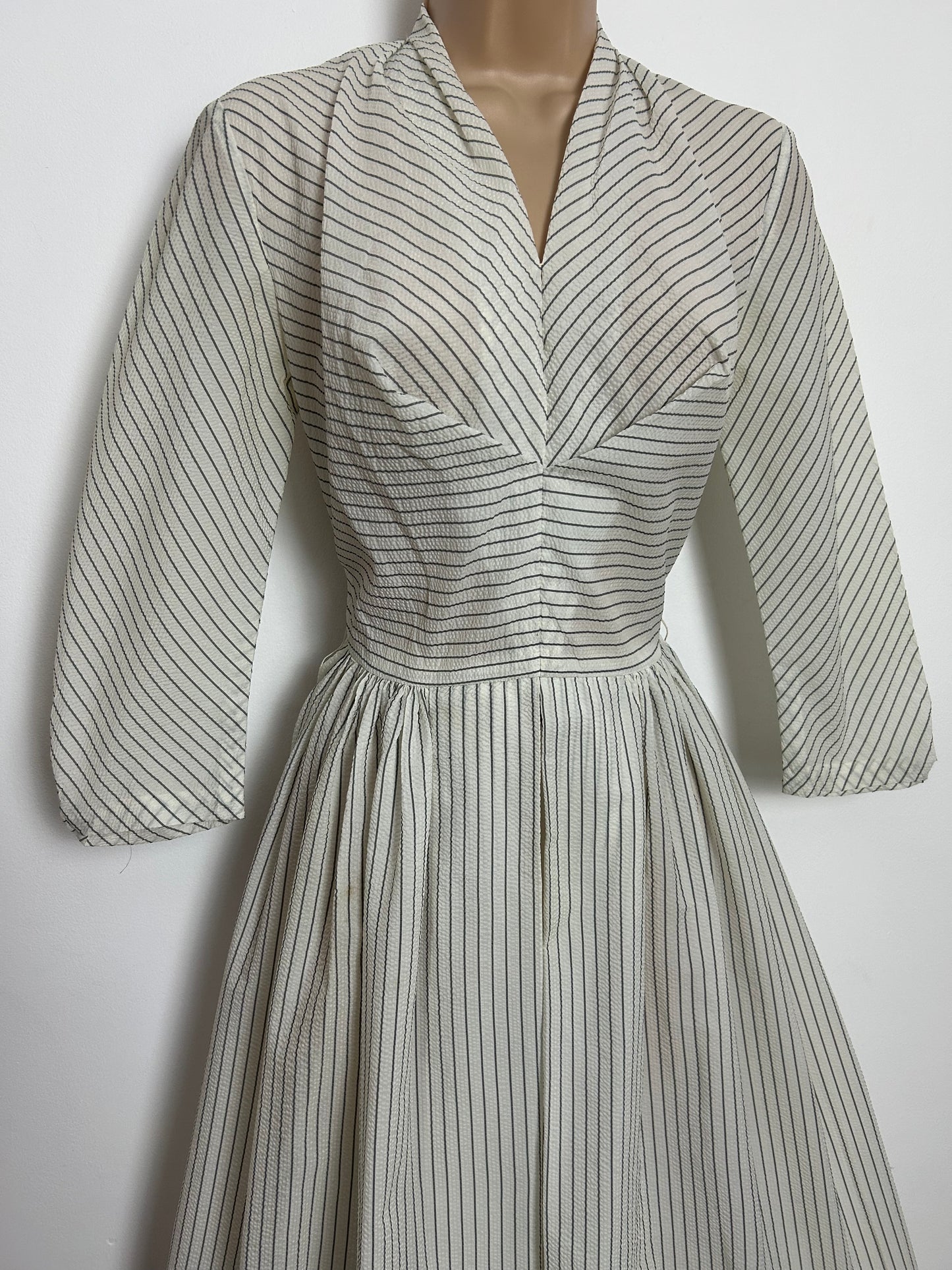 Vintage 1950s FRANK USHER Size 6-8 Off White & Grey Pinstripe Fit & Flare Nylon Dress