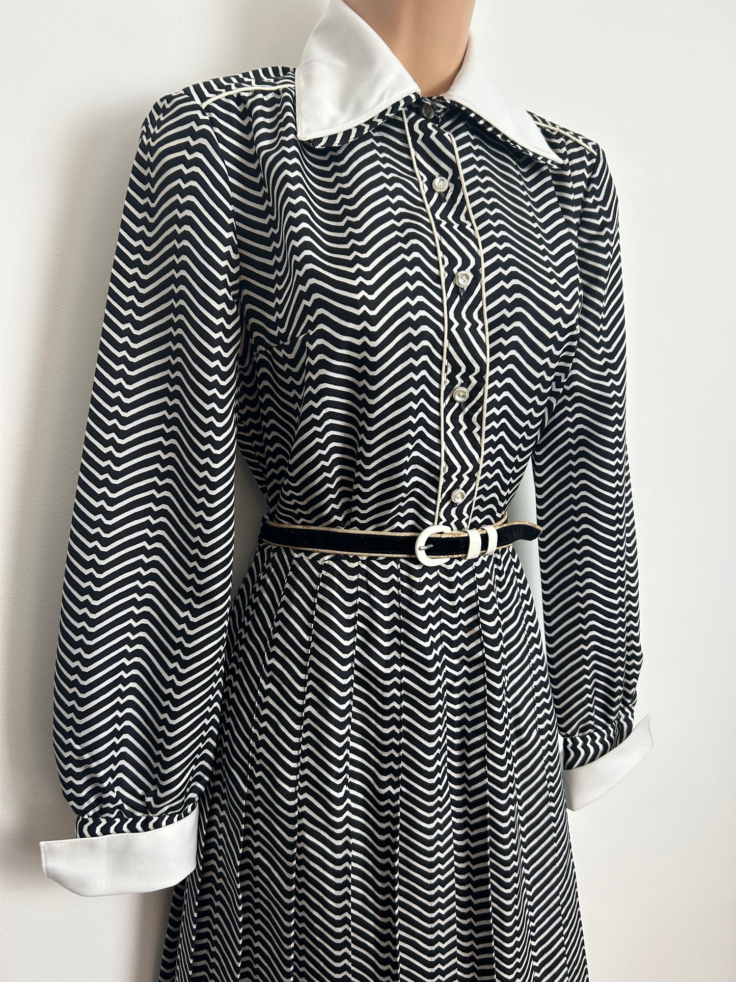 Vintage 1970s PEGGY LANE Size 10 Black & White Zig Zag Stripe Print Belted Pleated Day Dress