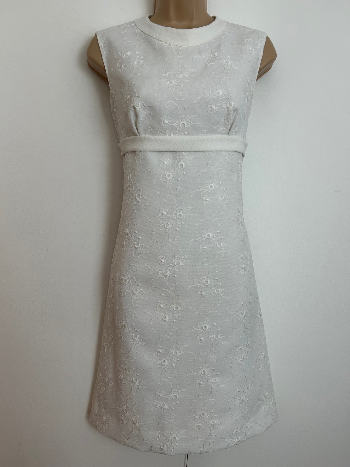 Vintage 1960s Size 6-8 White Embroidered Crimplene Summer Mod Shift Dress
