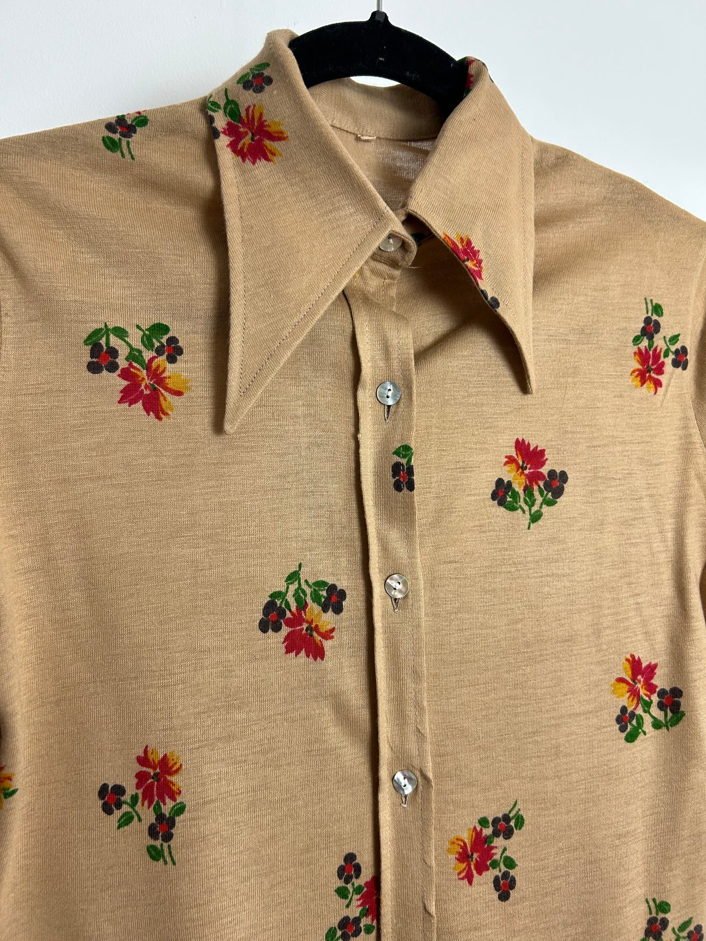 Vintage 1970s Size 10 Beige Red Blue & Green Long Sleeve Dagger Collar Cotton Shirt