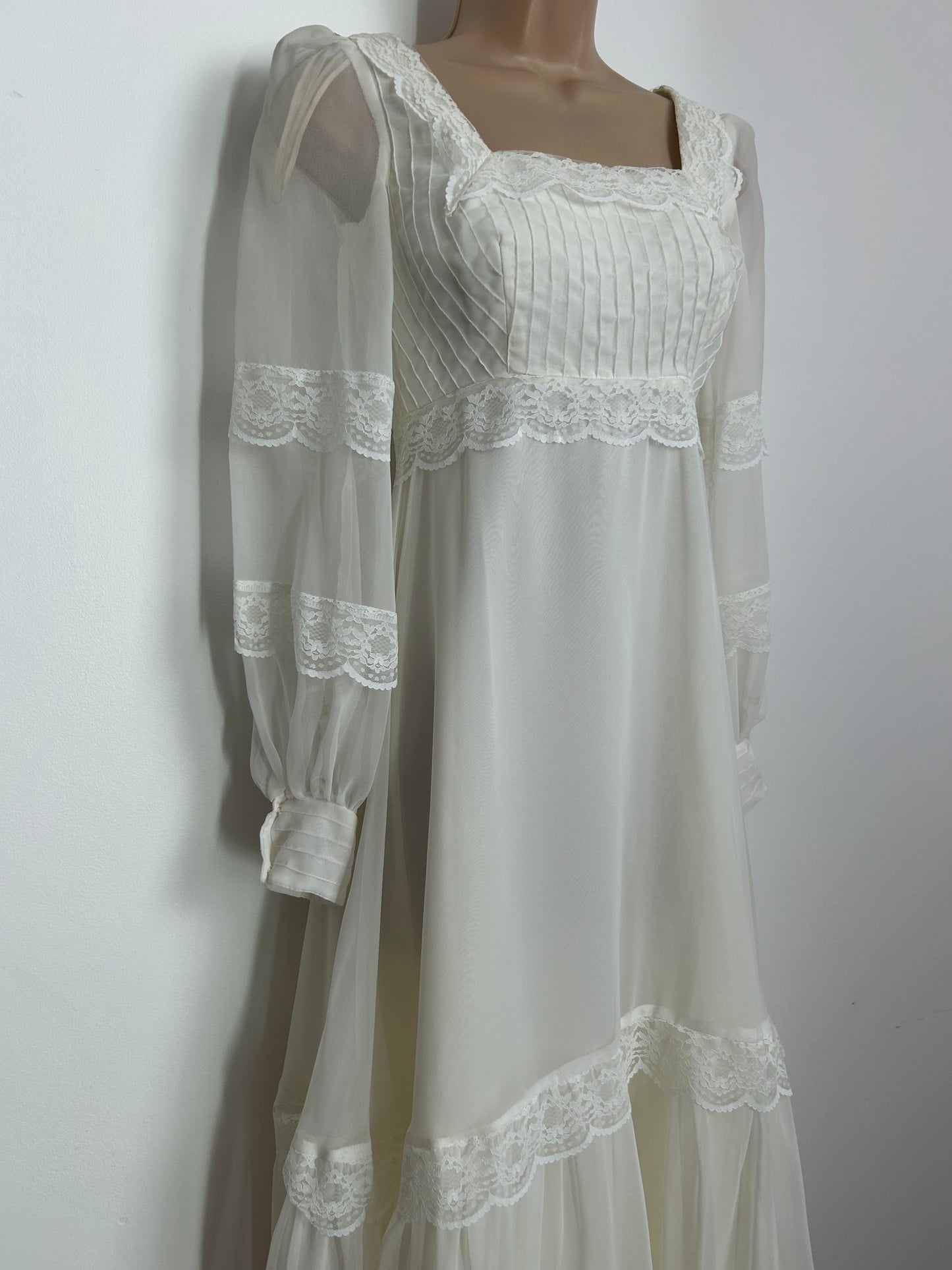 Vintage 1970s Size 6 ELLIS COUTURE BRIDAL Size 6 White Lace & Pintuck Pleated Prairie Boho Maxi Dress