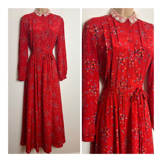 Vintage 1970s VERA MONT Size 8 Red Ditsy Floral Print Lace Collar Long Sleeve Belted Maxi Dress