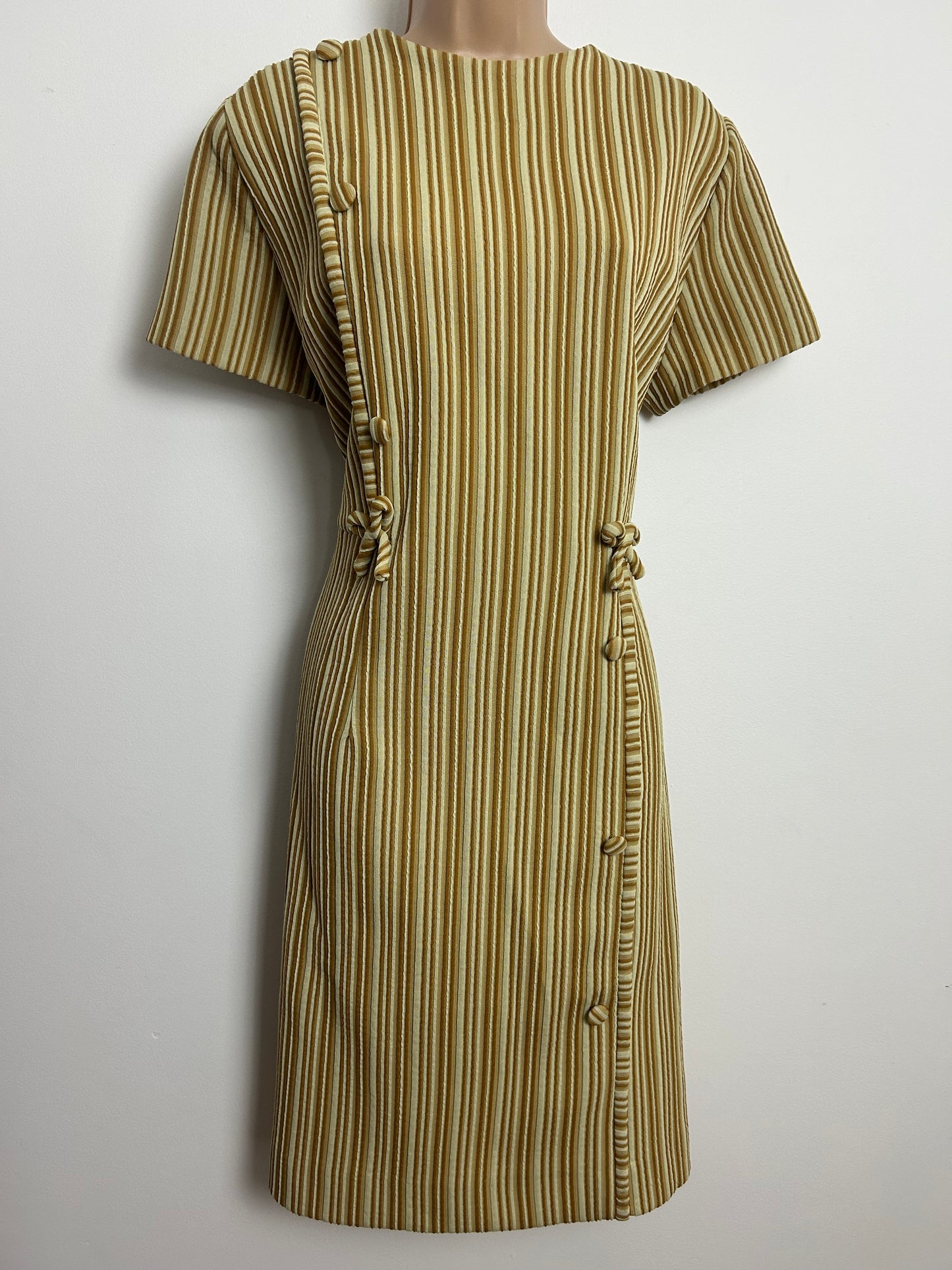 Vintage 1960s Size 16 Tan Brown & Beige Stripe Crimplene Button & Bow Detail Shift Mod Dress