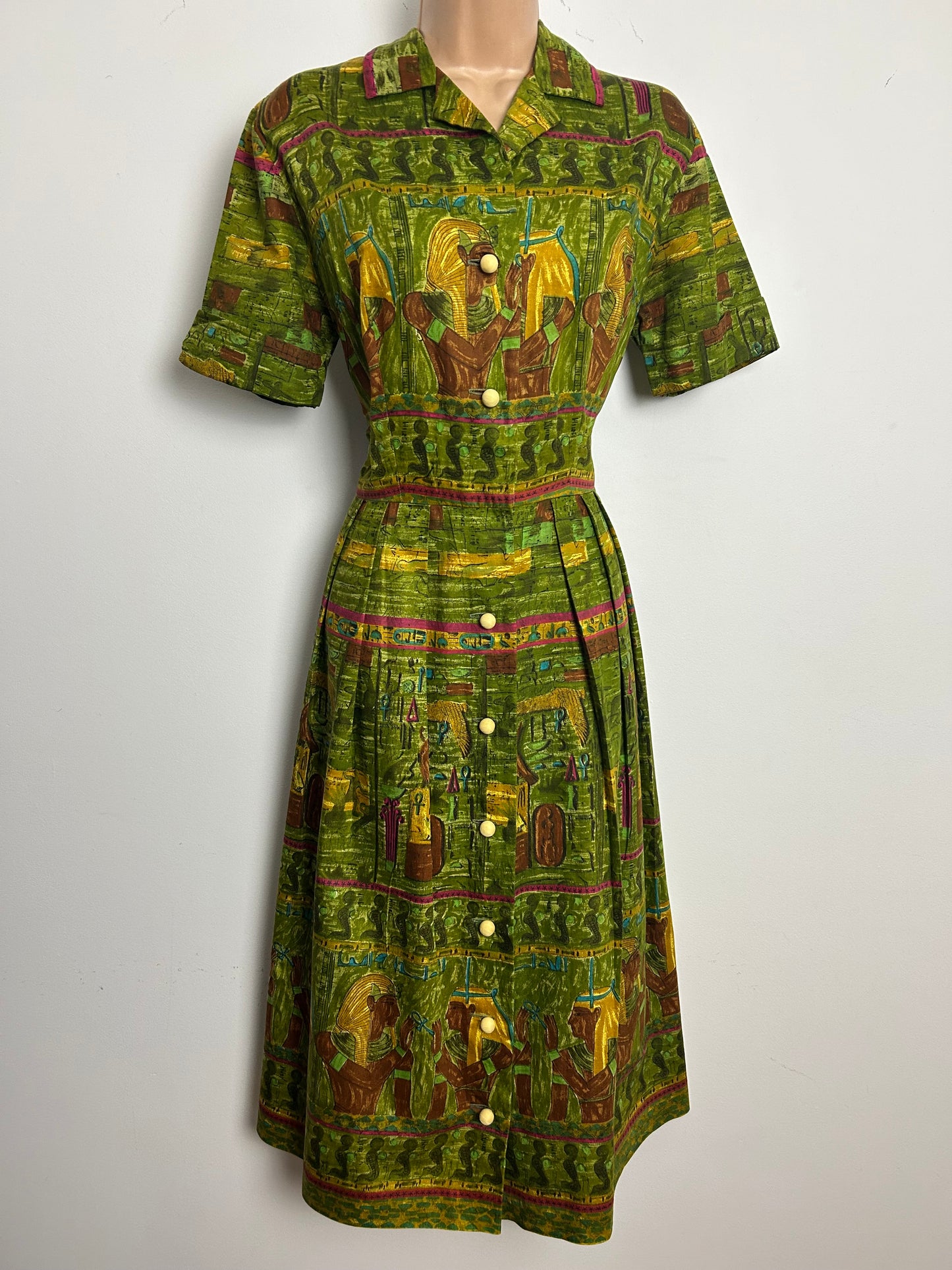 Vintage 1950s Size 12 Green & Brown Egyptian Nefertiti & Tutankhamun Novelty Print Cotton Day Dress