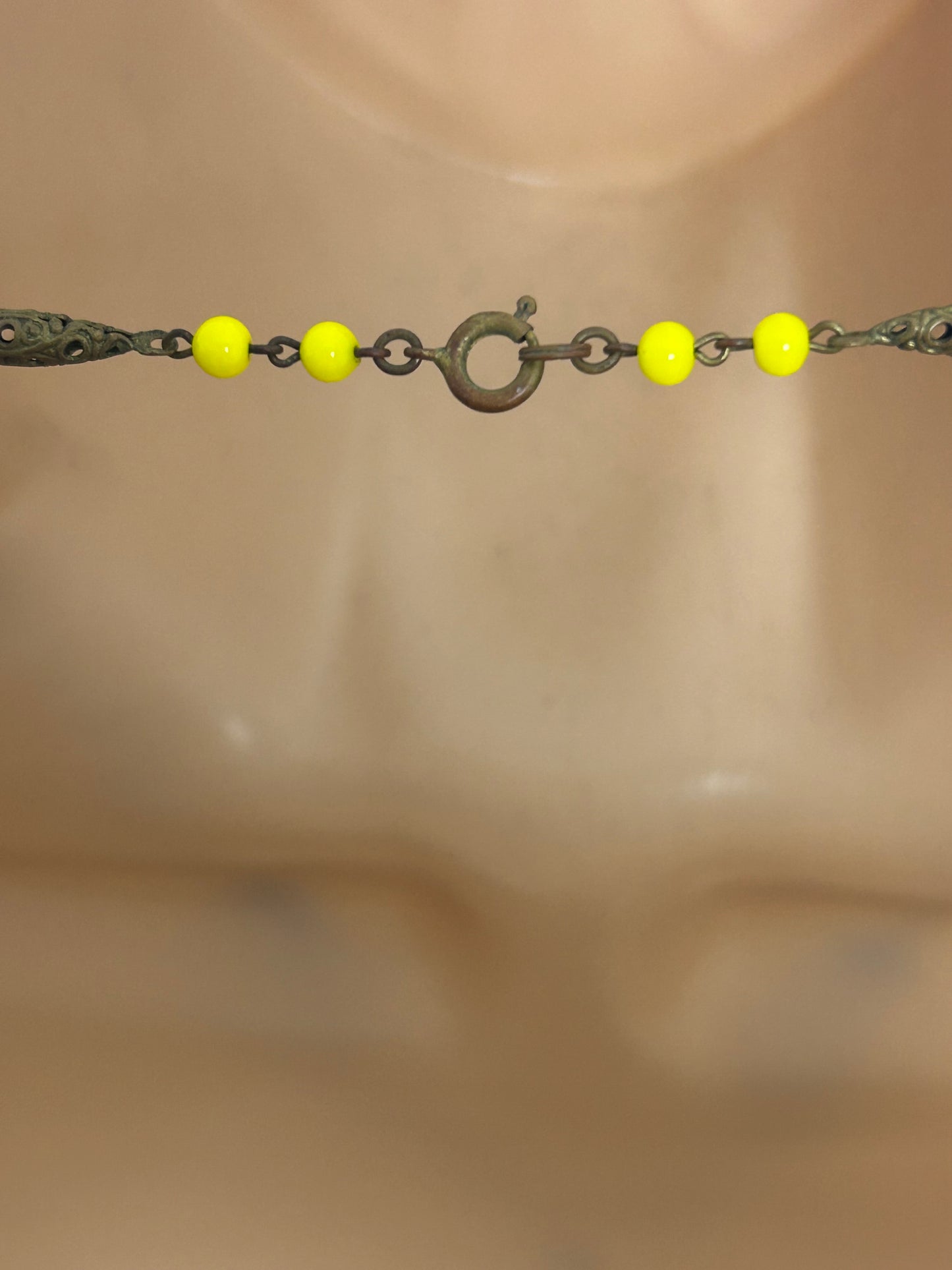Vintage Beautiful Yellow Czech Glass & Flower Detail Gold Tone Necklace