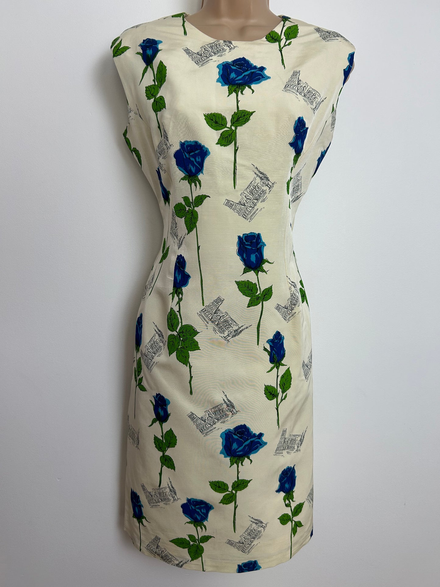 Vintage Early 1960s Size 14 Cream Blue & Grey Rose & Colosseum Novelty Print Wiggle Dress