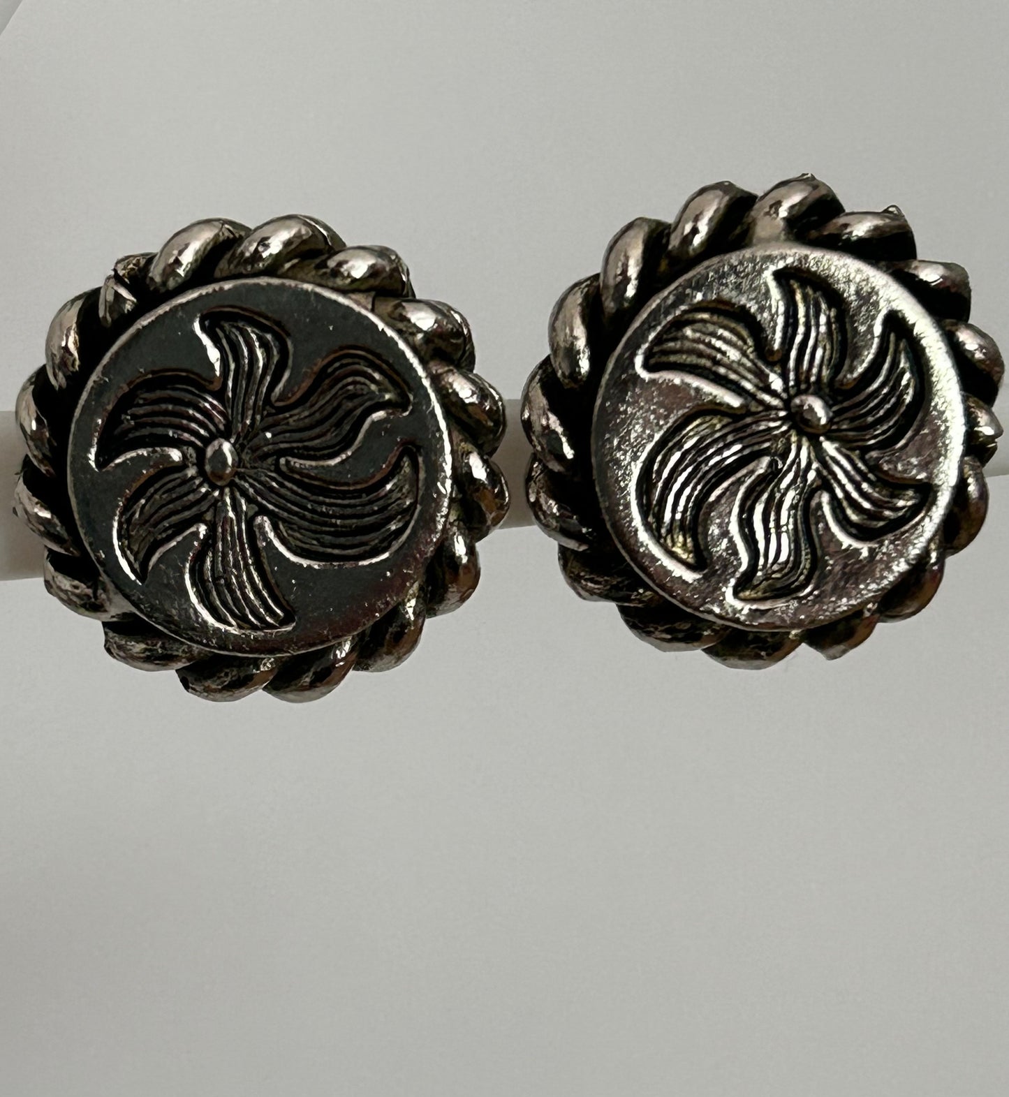 Vintage 1960s Silver Tone Stylised Flower Pattern Chunky Clip On Earrings