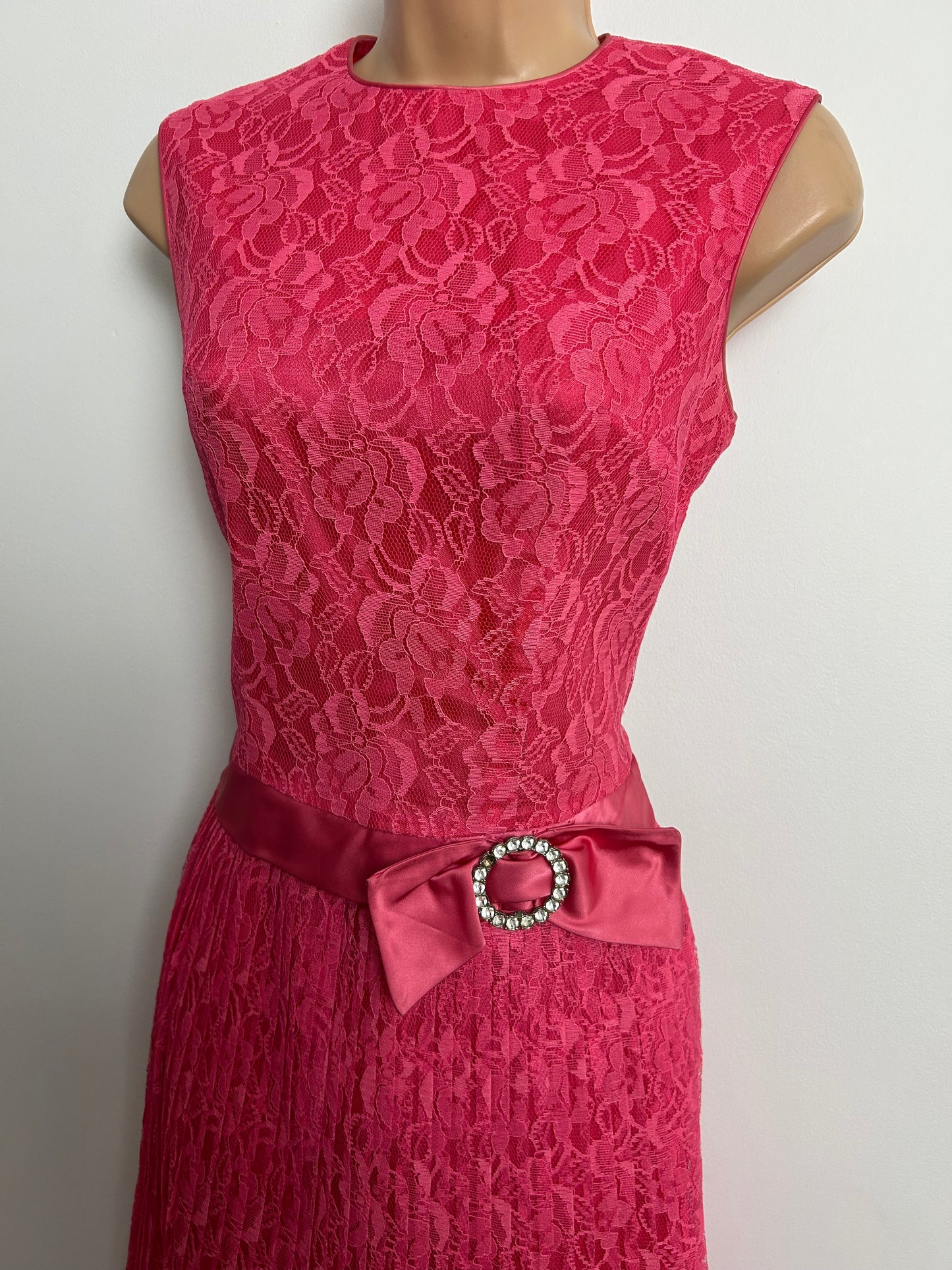 Vintage 1960s Size 8 Pink Lace Satin Bow Detail Pleated Shift Party Occasion Dress