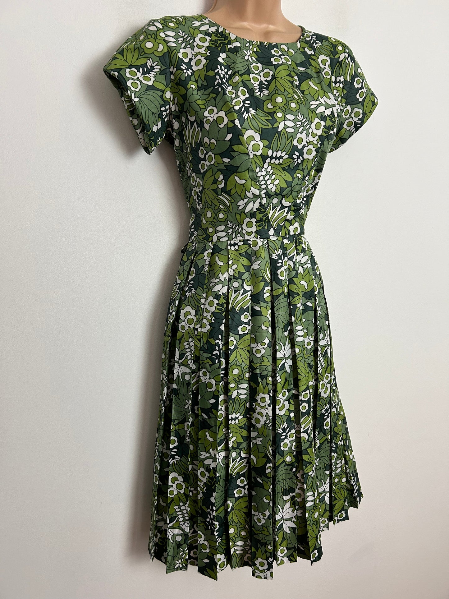 Vintage Late 1950s/Early 1960s A JOHN BAXTER GARMENT UK Size 8 Green & White Floral Print Short Sleeve Pleated Day Dress