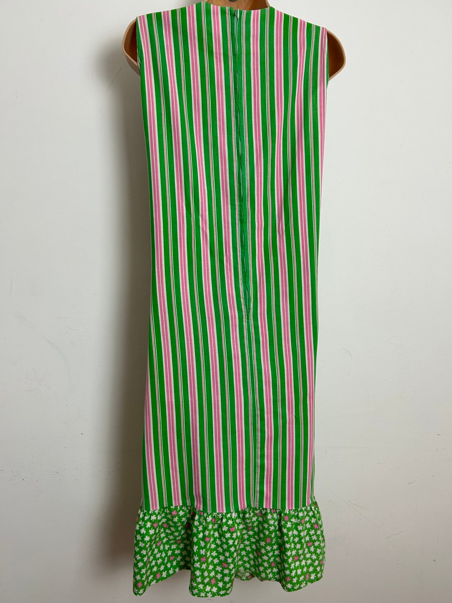 Vintage 1970s Size 10-12 Green & Pink Chevron Stripe & Leaf Print Cotton Button Detail Shift Dress