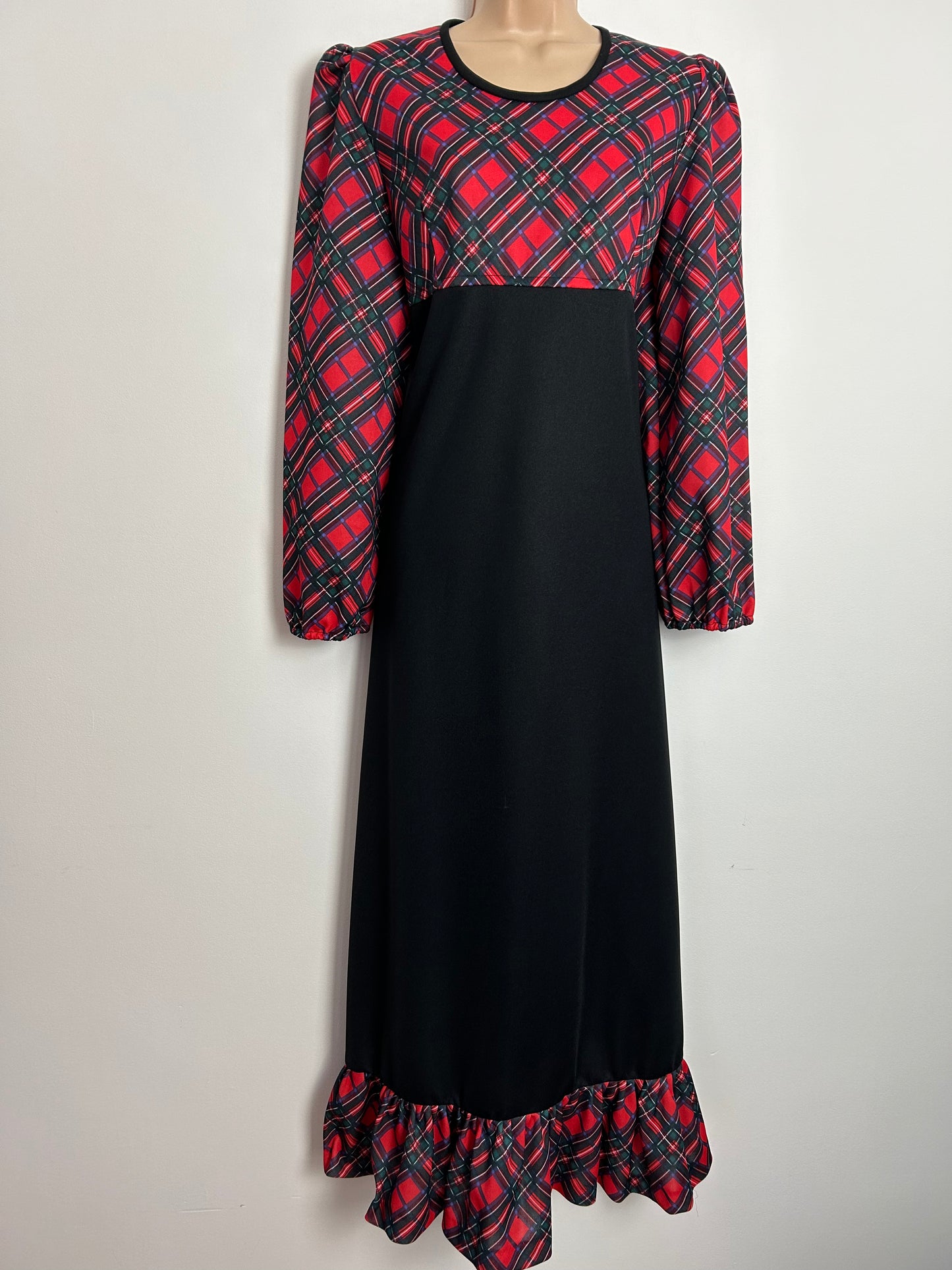 Vintage 1970s Approx UK Size 12-14 Gorgeous Black Red & Green Tartan Long Sleeve Boho Maxi Dress