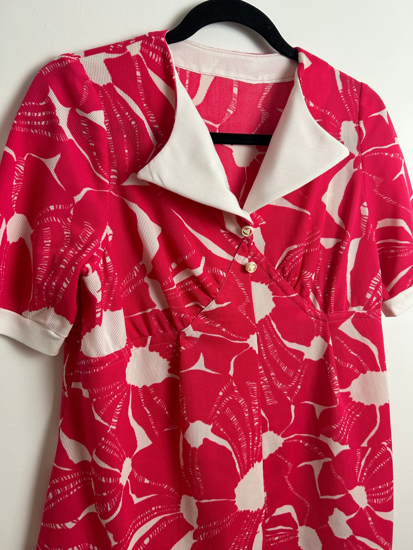 Vintage 1970s Size 12 Hot Pink & White Abstract print Collared Short Sleeve Tunic Style Top