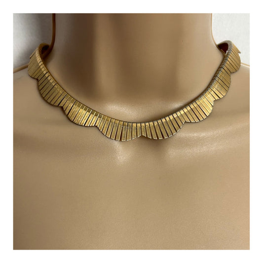 Vintage 1960s Gorgeous Gold Tone Metal Scallop Edged Choker Necklace