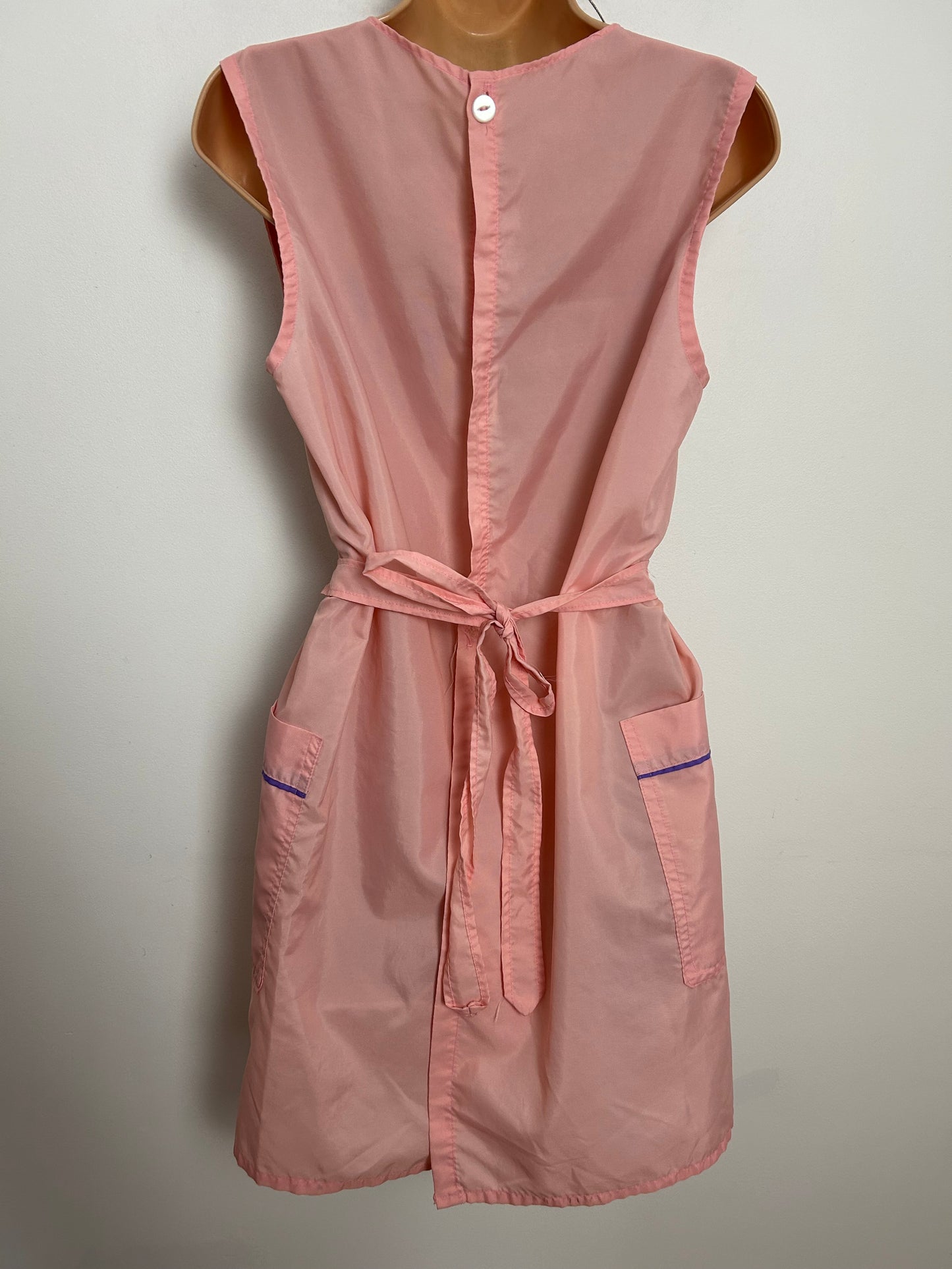 Vintage 1960s Up To Size 12 Pink Pocket Detail Housewife Tie Back House Coat Style Apron