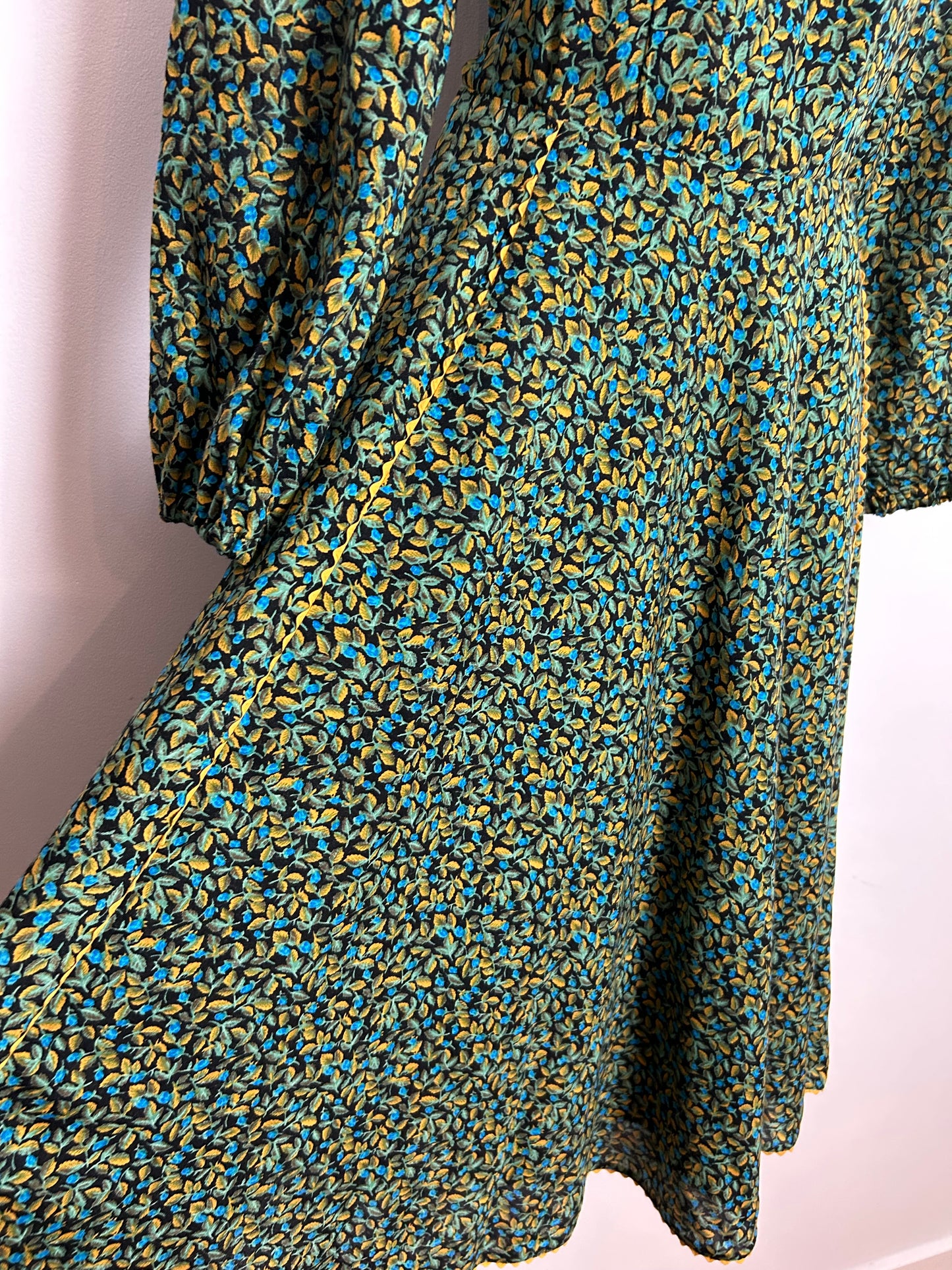 Vintage 1970s Size 10 Black Green & Yellow Leaf Print Pussy Bow Cotton Day Dress