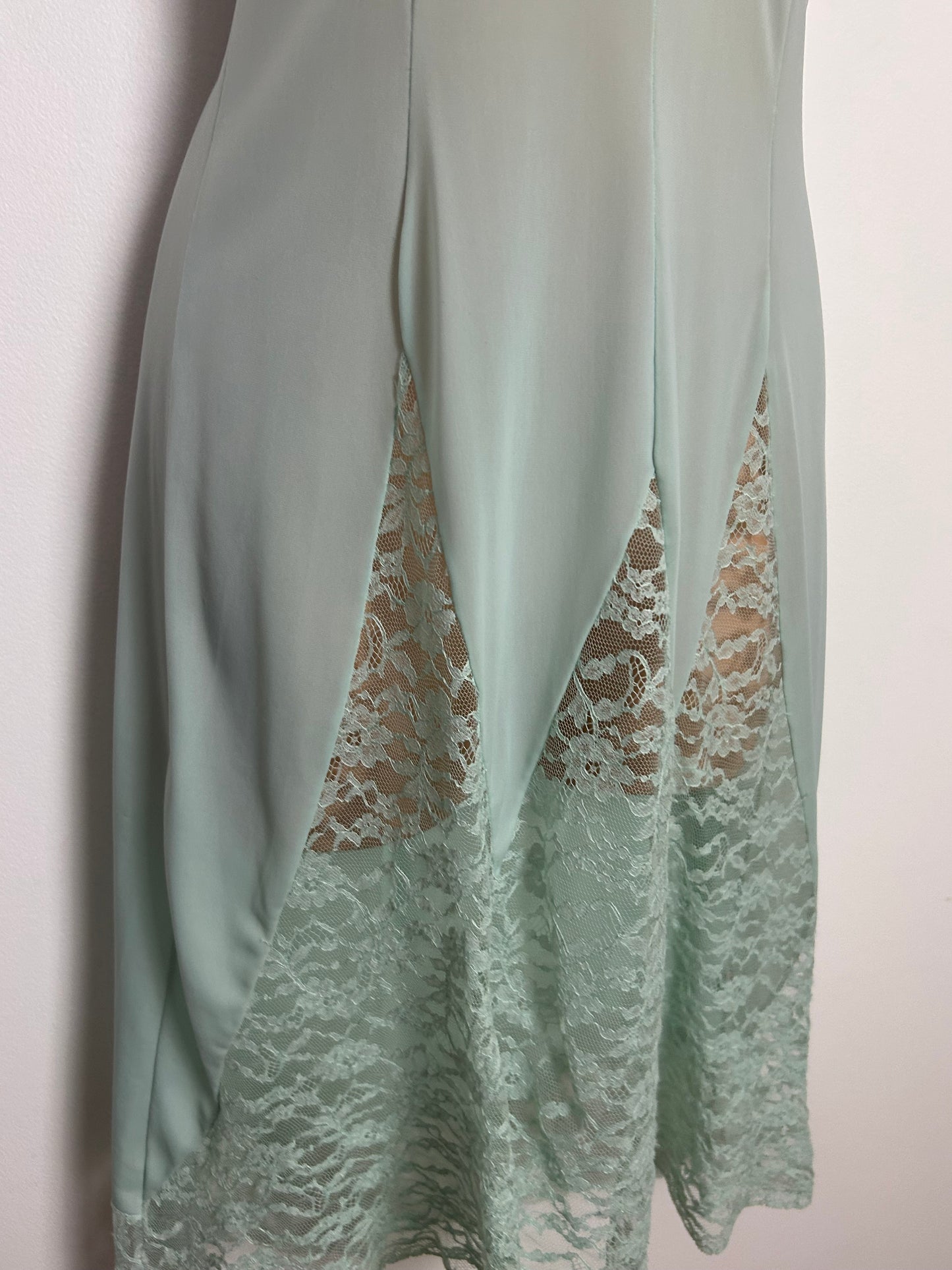 Vintage 1970s Size 8-10 Pale Mint Green Lace Panels Nylon Slip