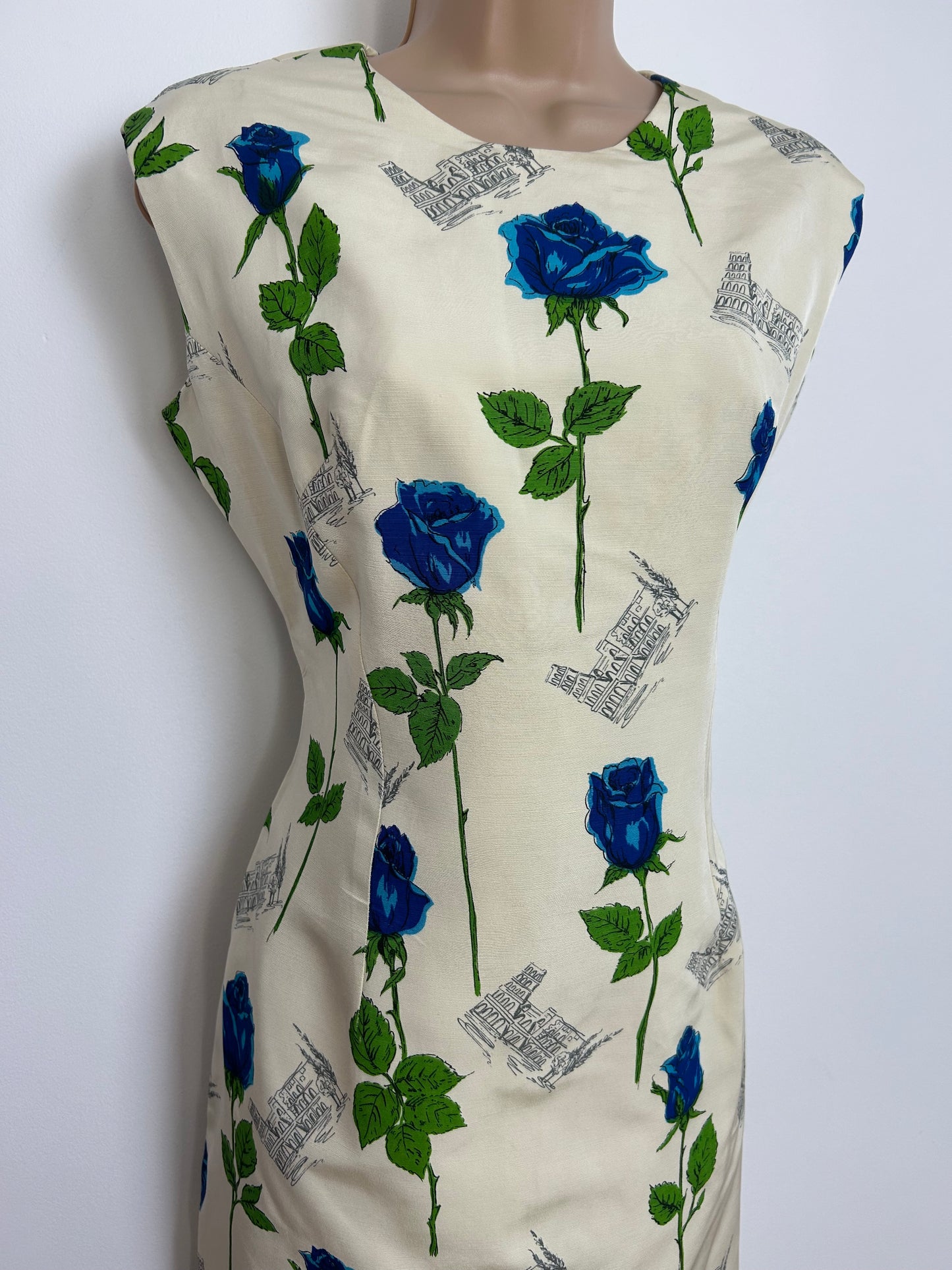 Vintage Early 1960s Size 14 Cream Blue & Grey Rose & Colosseum Novelty Print Wiggle Dress