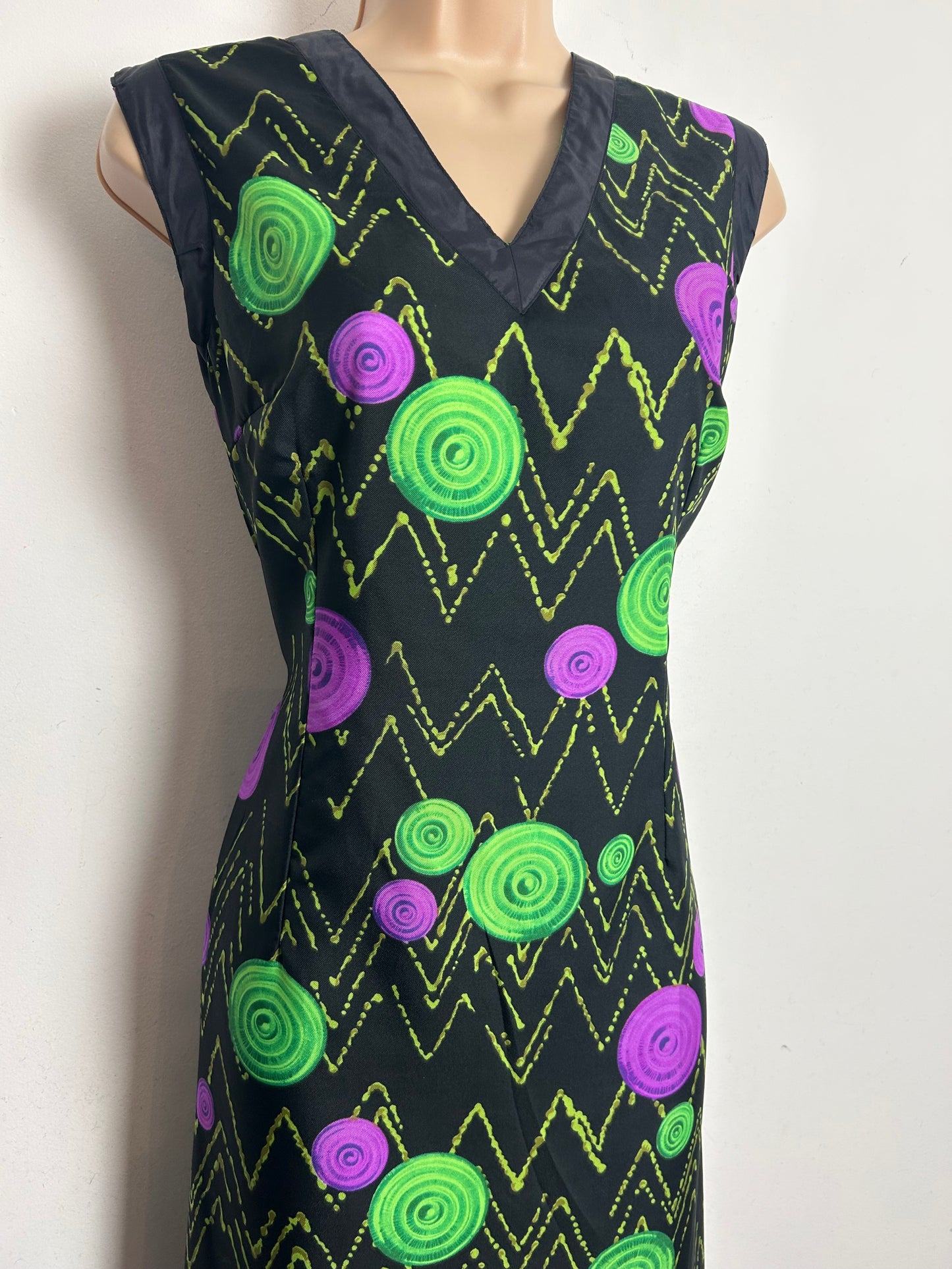 Vintage 1970s Size 14 Black Green & Purple Abstract Circle & Zig Zag Print Sleeveless Maxi Dress