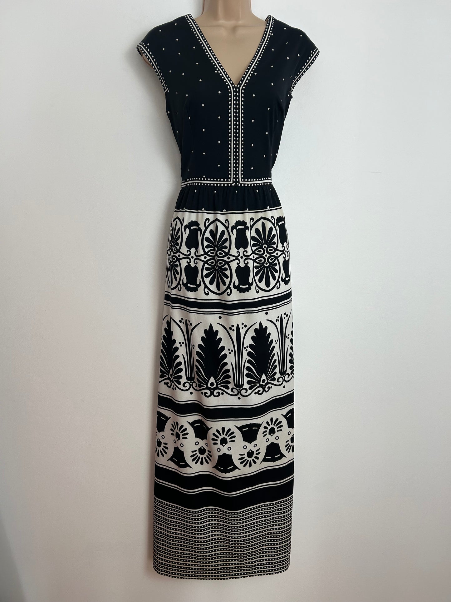 Vintage 1970s STRAUSS Size 10 Gorgeous Black & White Abstract Print Sleeveless Maxi Dress