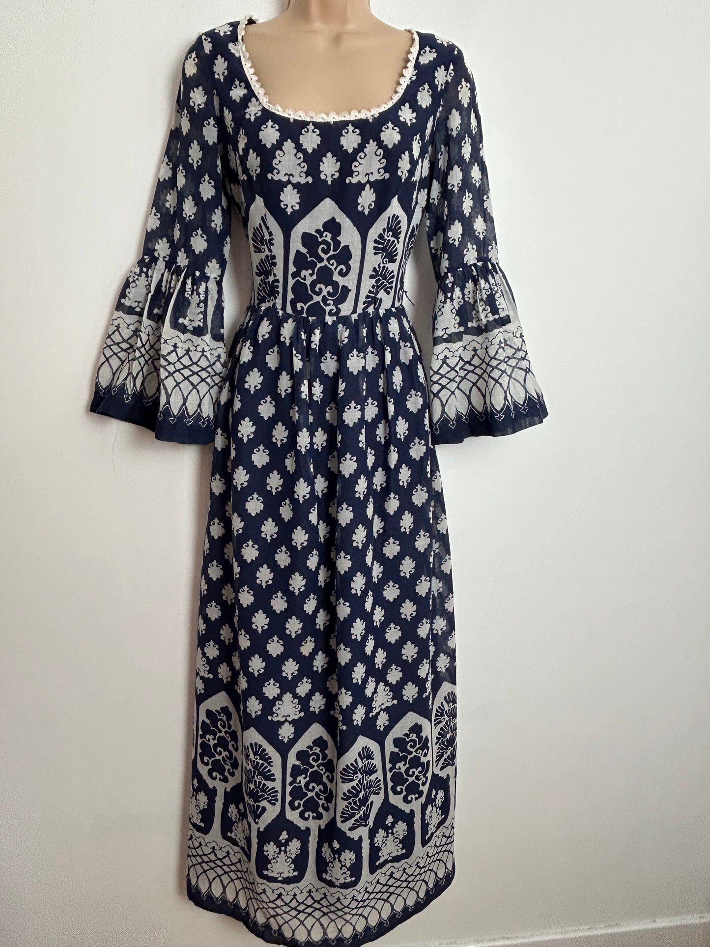 Vintage 1970s UK Size 8 Navy Blue & White Abstract Print Flared Cuff Cotton Mix Boho Maxi Dress