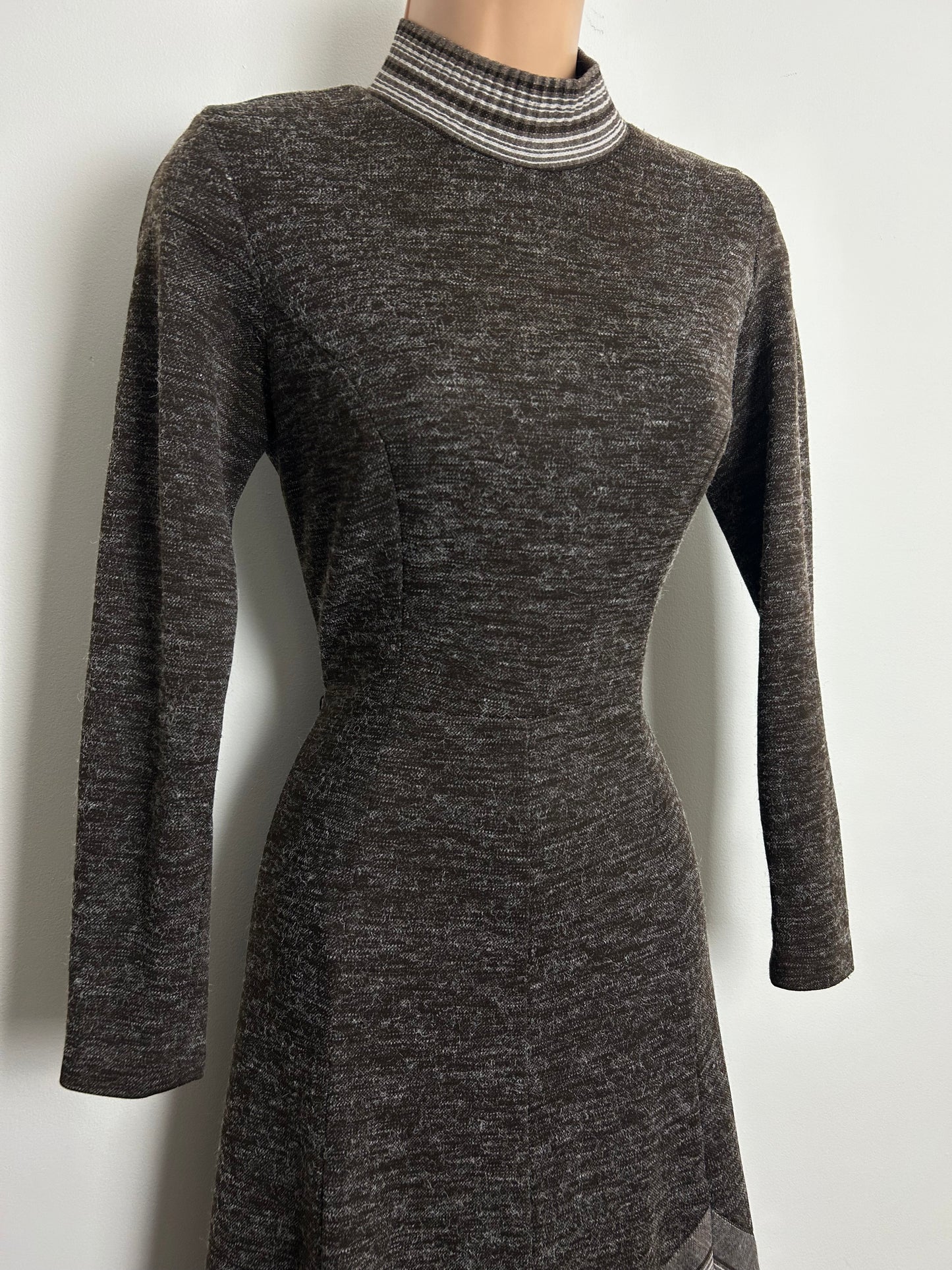 Vintage 1970s Size 6-8 Brown Snowy Fabric Stripe Contrast Long Sleeve Jersey Fit & Flare Day Dress