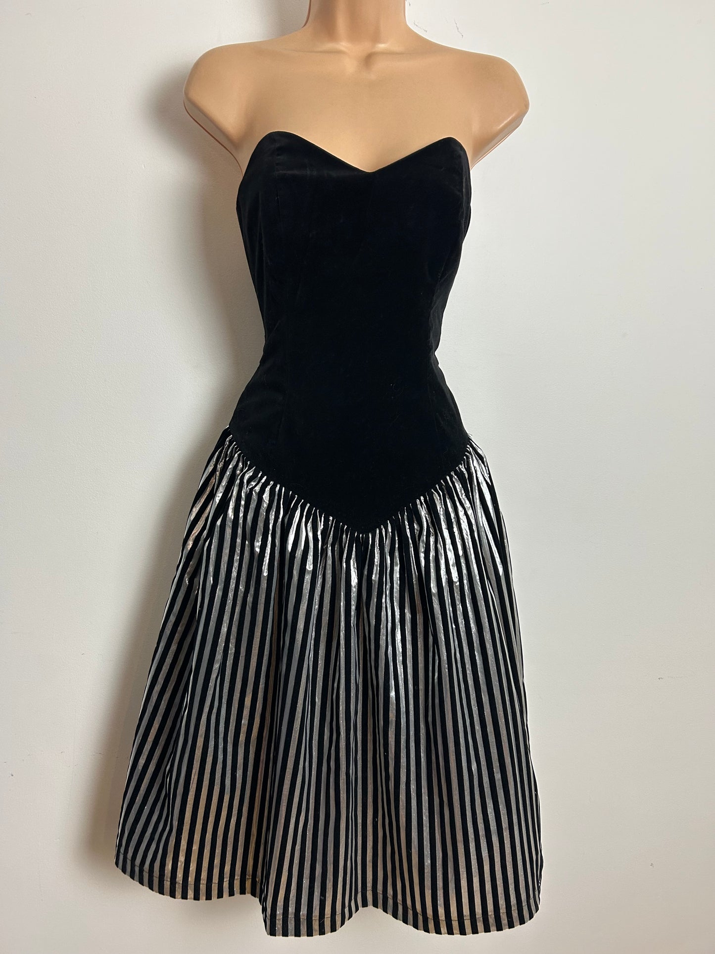 Vintage 1980s YESSICA Size 8 Black & Silver Velvet Flock Party Prom Occasion Dress