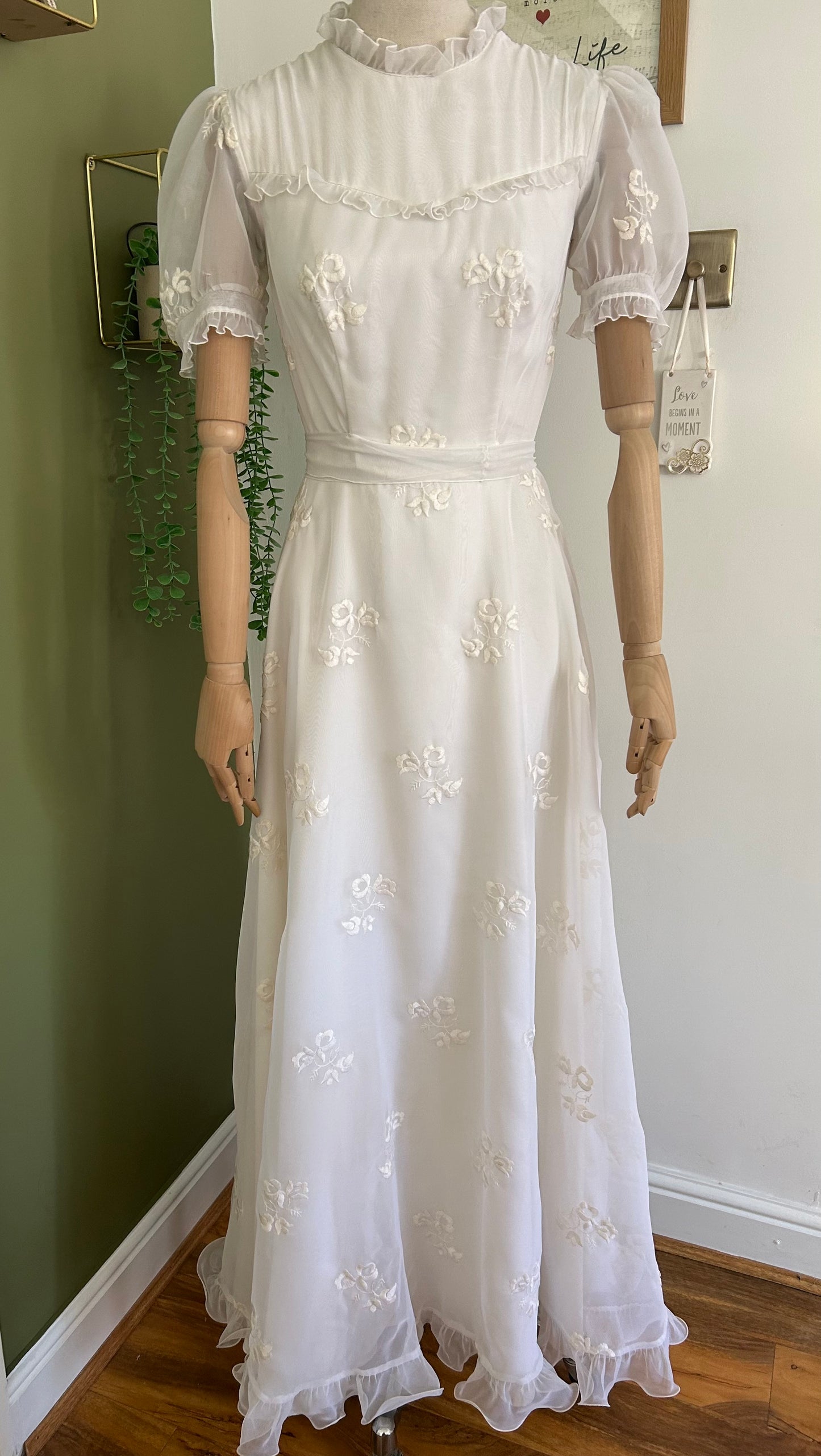 Vintage 1970s Size 4-6 White Chiffon Floral Embroidered Short Sleeve Wedding Dress