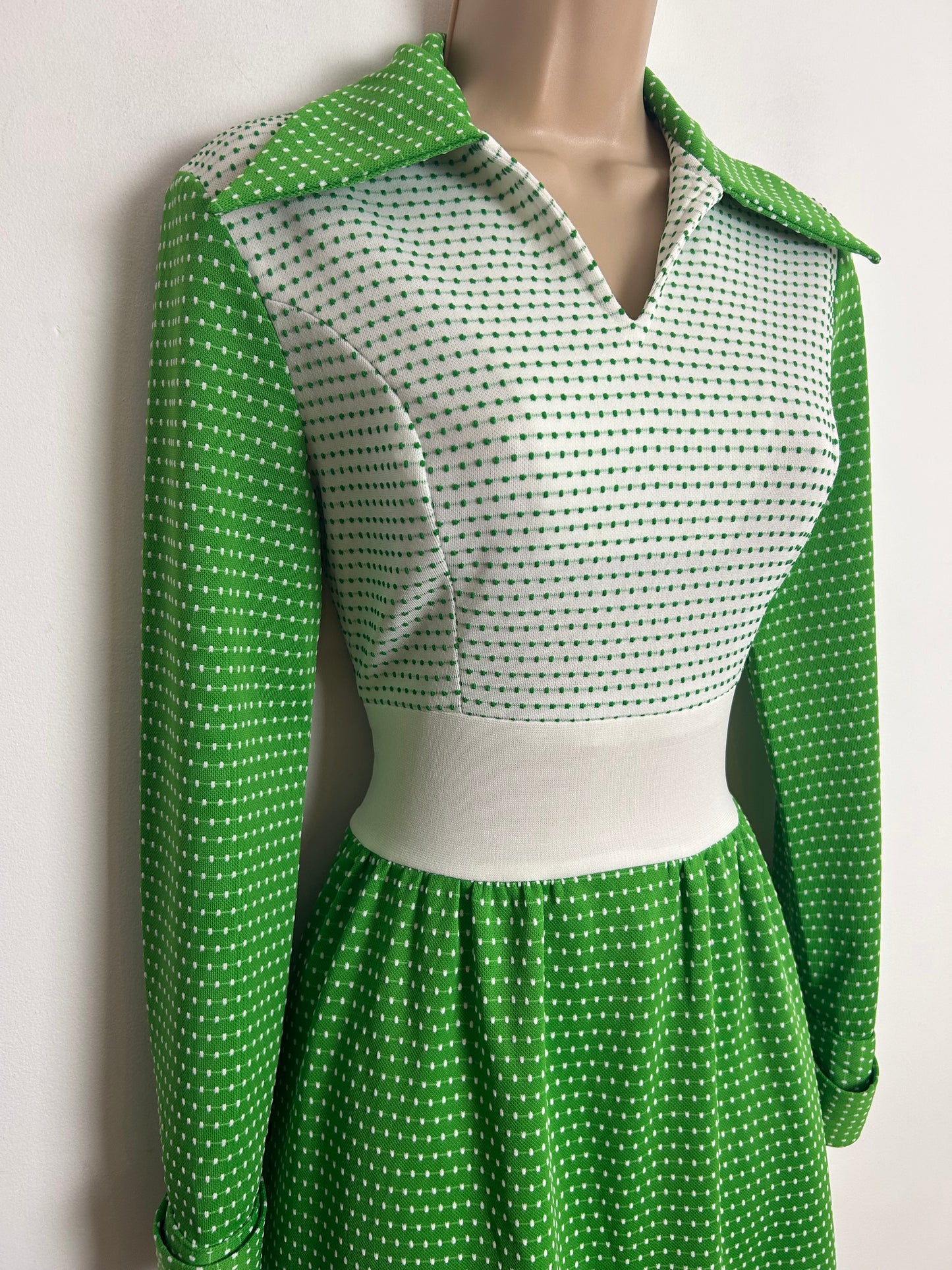 Vintage 1970s Size 8 Green & White Spot Textured Crimplene Dagger Collar Long Sleeve Maxi Dress