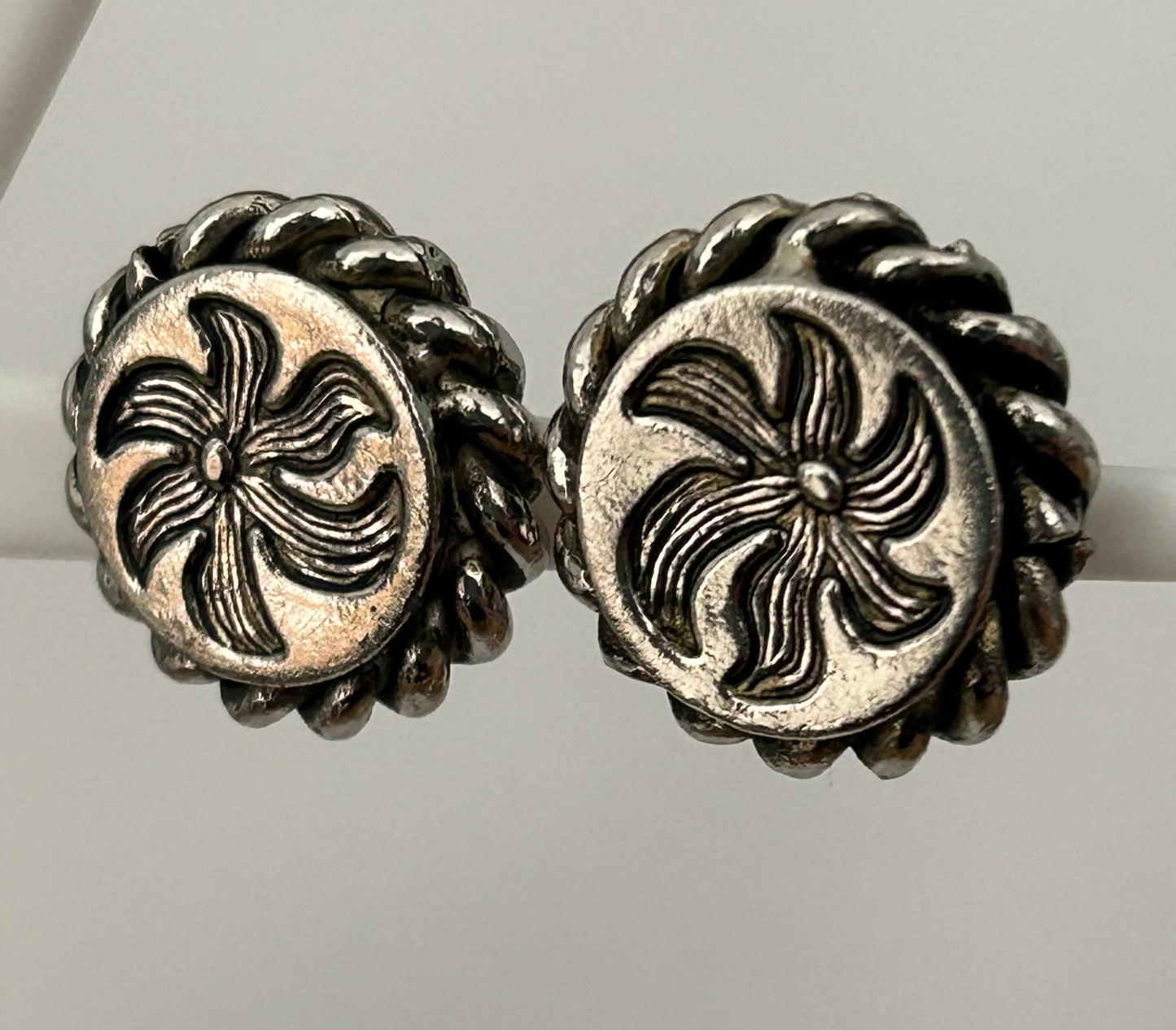 Vintage 1960s Silver Tone Stylised Flower Pattern Chunky Clip On Earrings