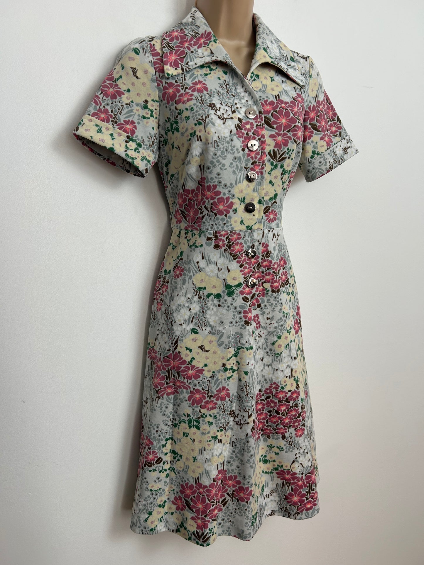 Vintage 1970s Size 8-10 Pale Grey Pink & Cream Floral Print Short Sleeve Mod Fit & Flare Day Dress