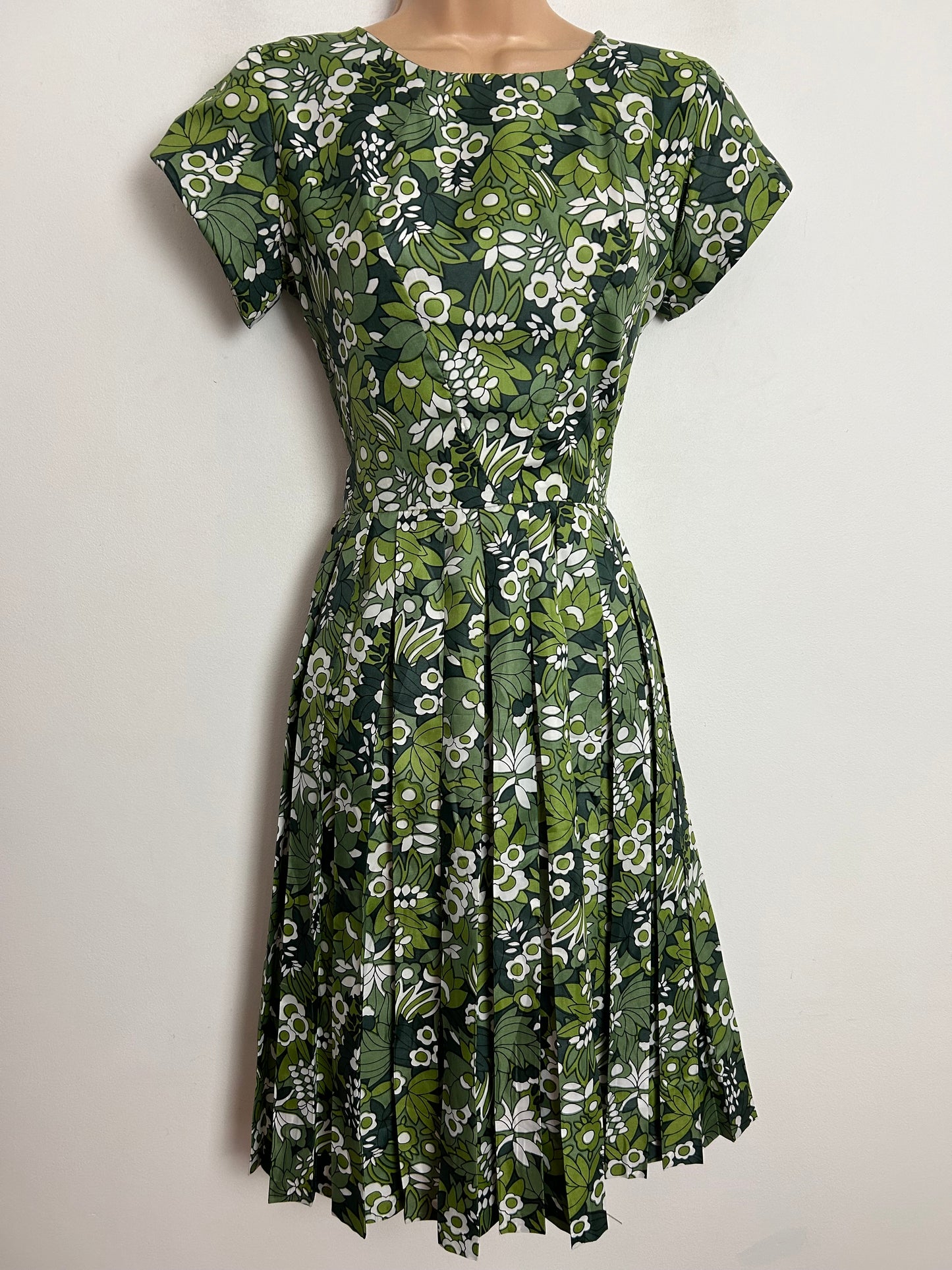 Vintage Late 1950s/Early 1960s A JOHN BAXTER GARMENT UK Size 8 Green & White Floral Print Short Sleeve Pleated Day Dress