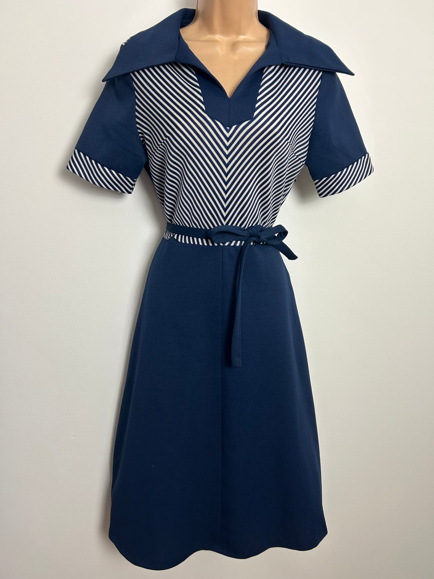 Vintage 1970s Size 10 Navy Blue & White Chevron Stripe Belted Mod Day Dress
